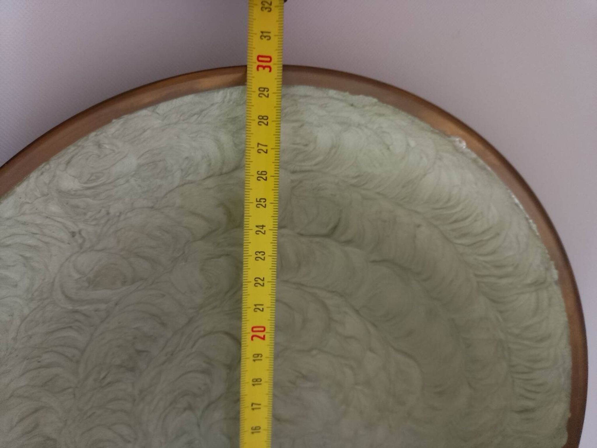 Plat cloisonné et laiton