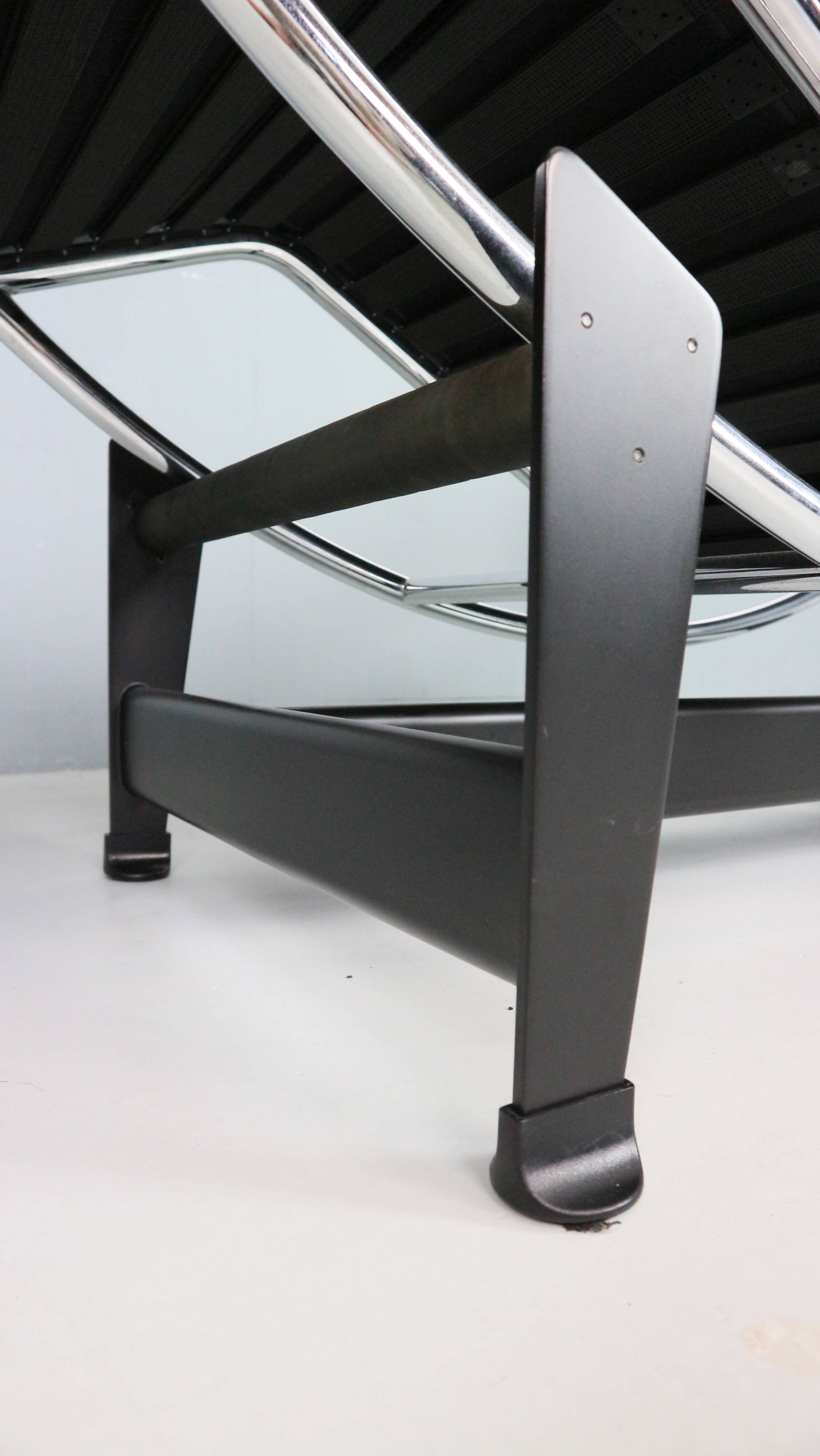 Chaise longue LC4 en cuir noir par Le Corbusier pour Cassina, années 1980