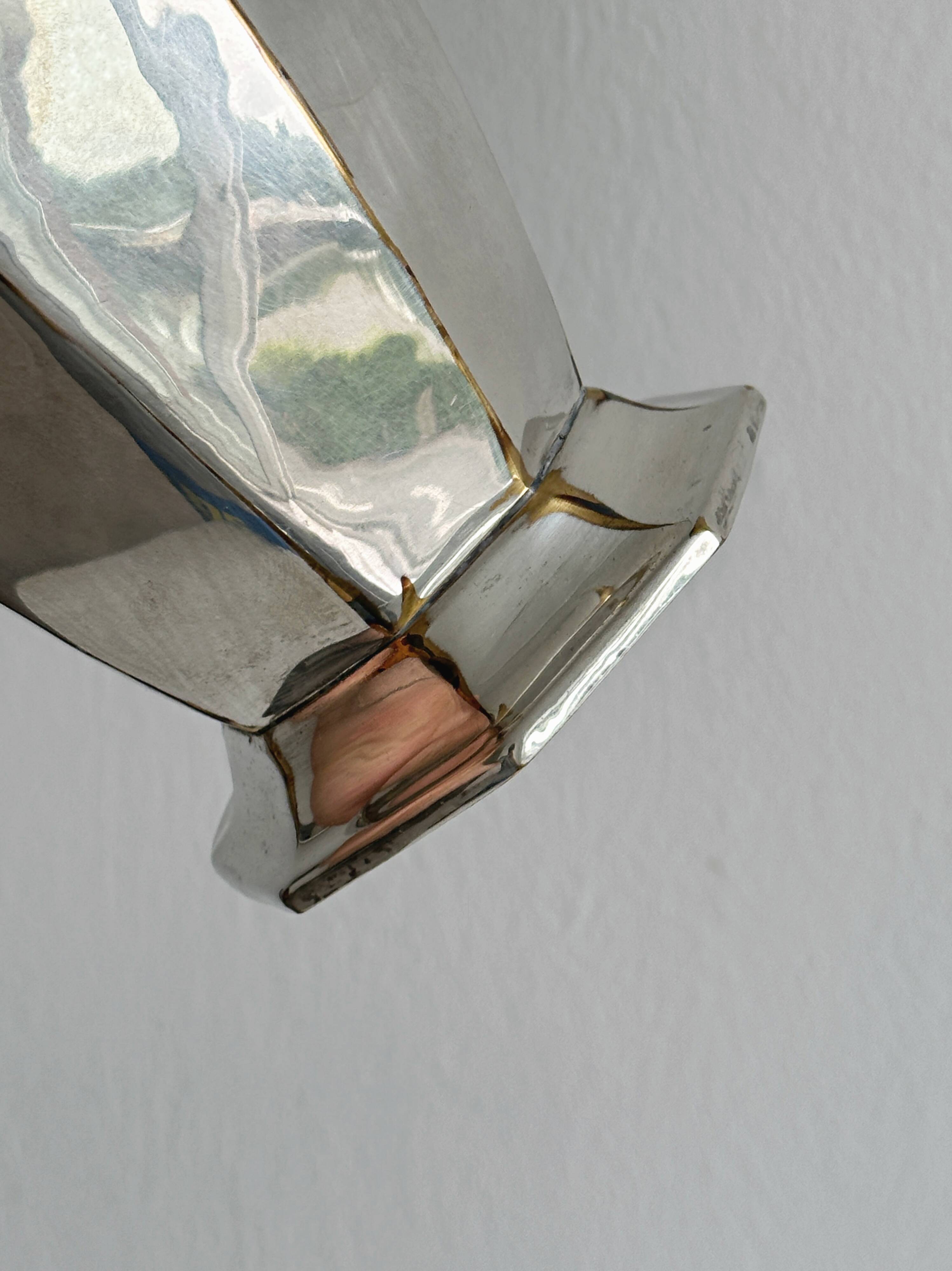 Vase en métal argenté à pans coupés