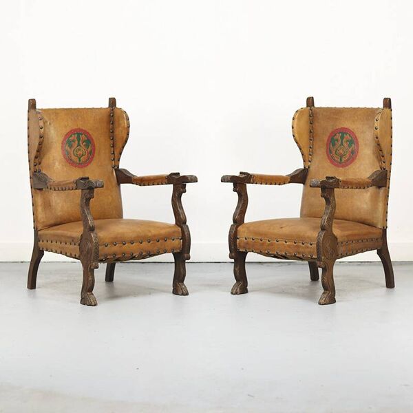 Ensemble de deux fauteuils anciens en cuir