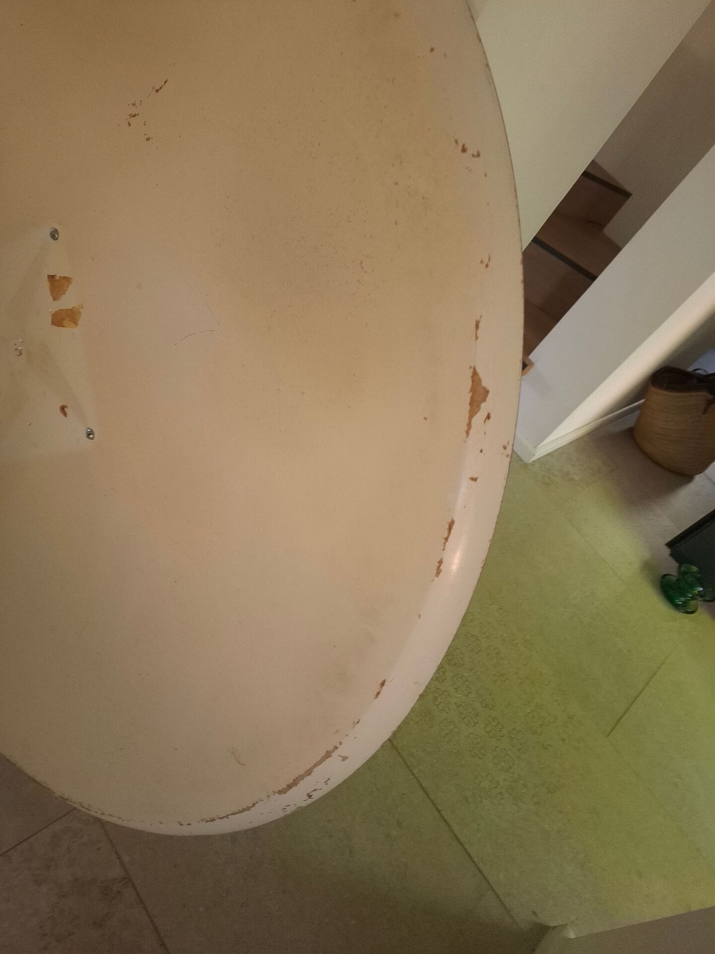 Tulip leg round table