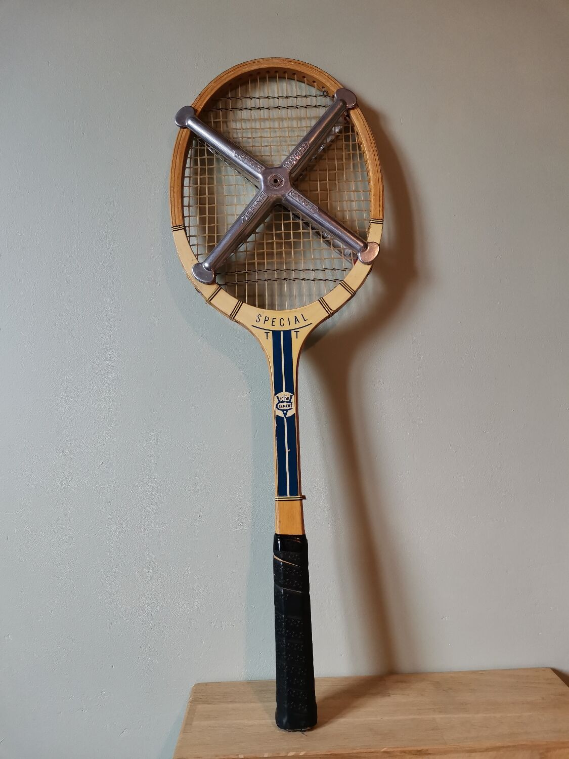 Vintage wooden tennis racket special t Victor Clément metal structure Zephyr