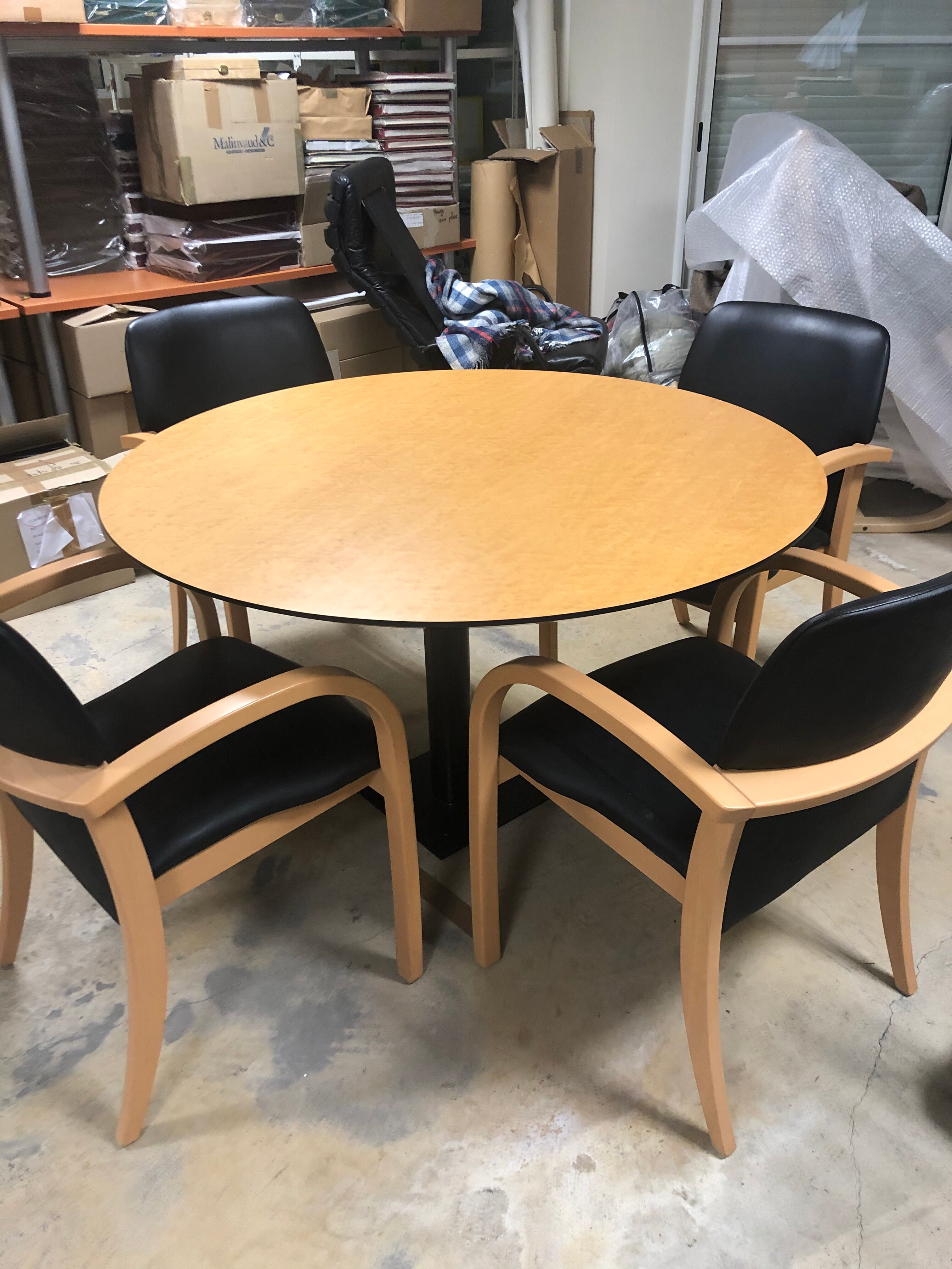 Table ronde et 4 fauteuils