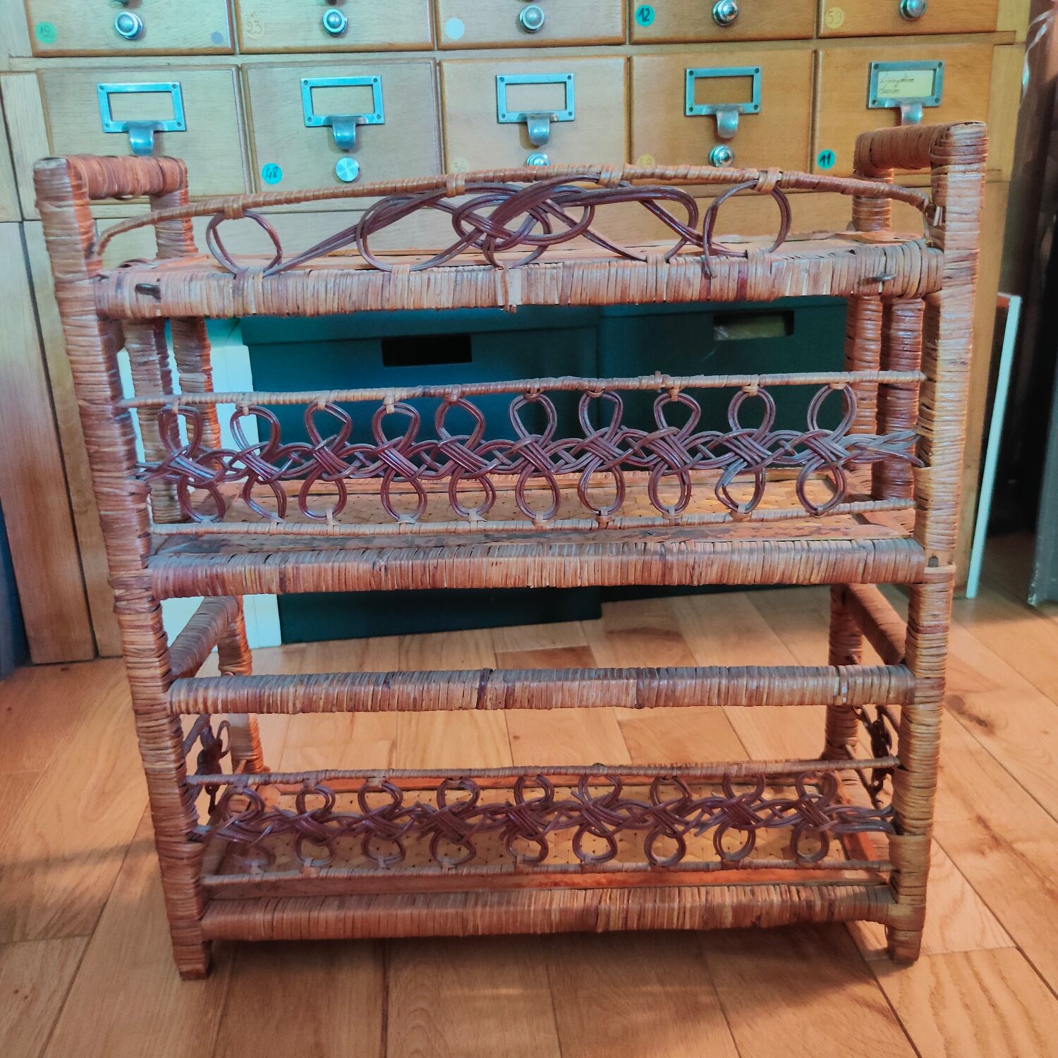 Small wall shelves in bamboo and wicker