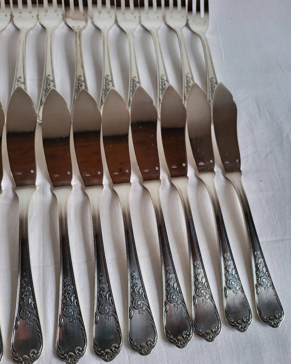 12 silver-plated metal fish cutlery pieces by Guildar, 24 pieces.