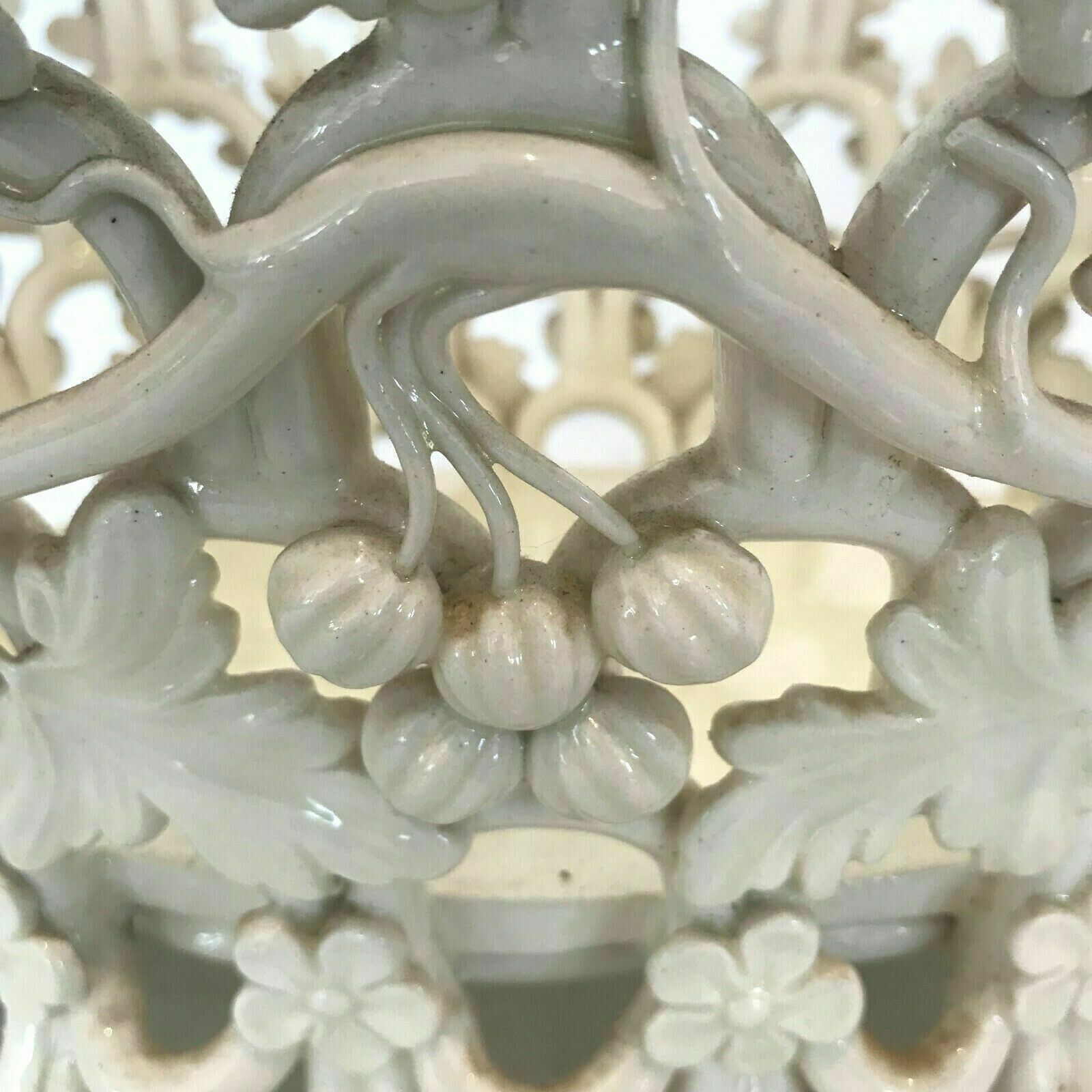 Centerpiece in glazed earthenware decorated with grapes XX century