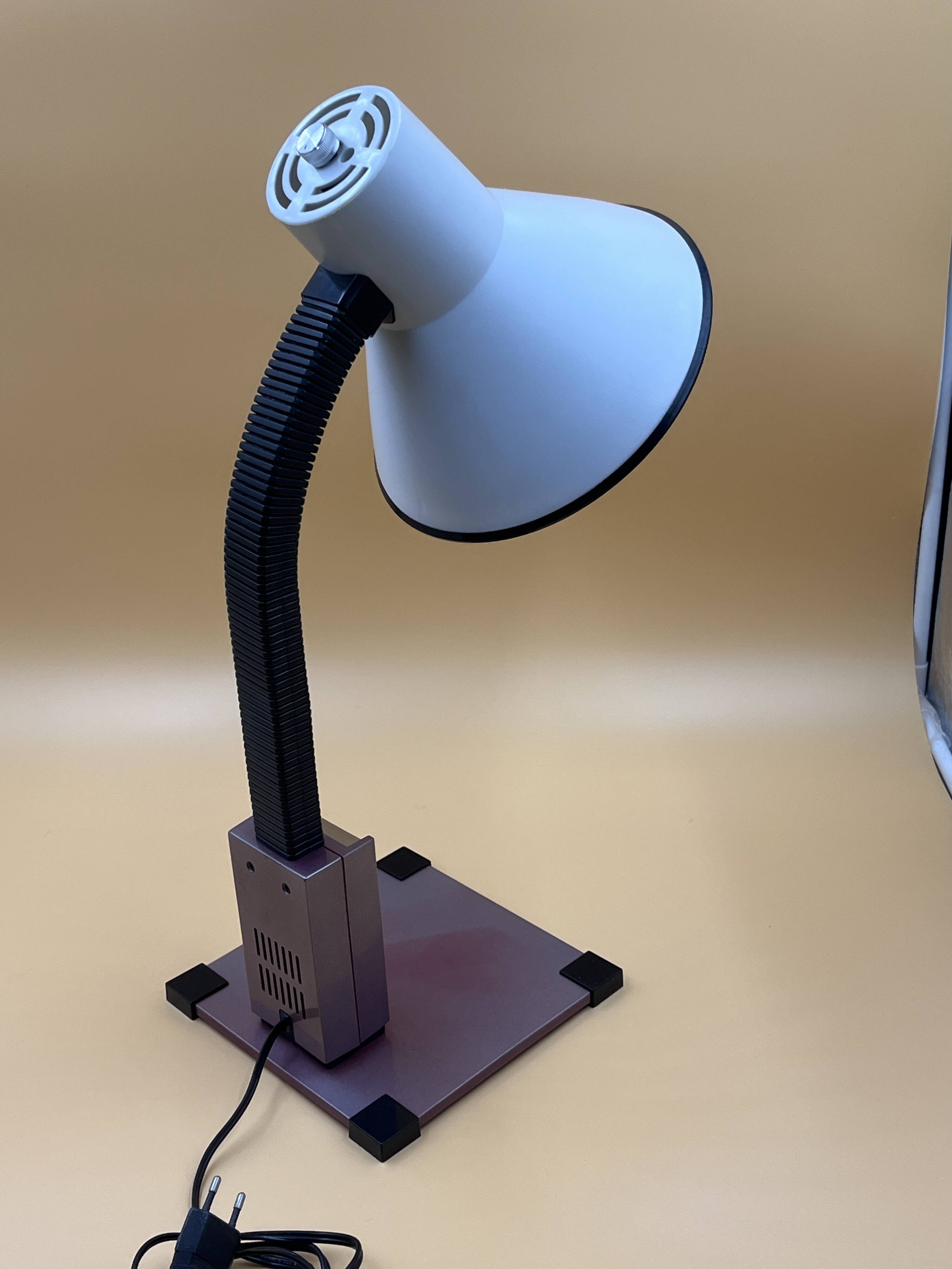 2 lampes de bureau post-modernes « One Stand », années 1980