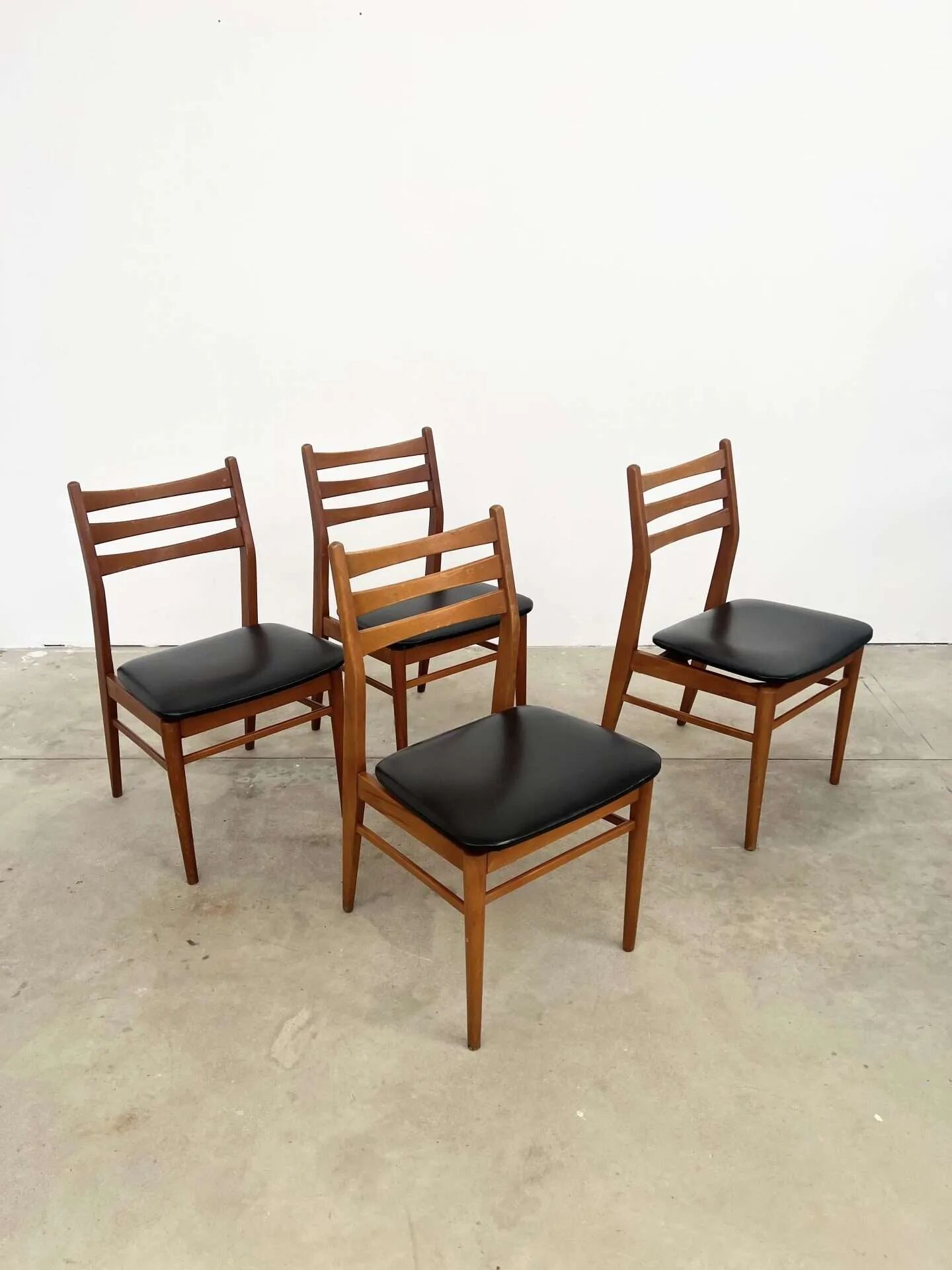 Lot de 4 chaises scandinaves hêtre et skai 60s