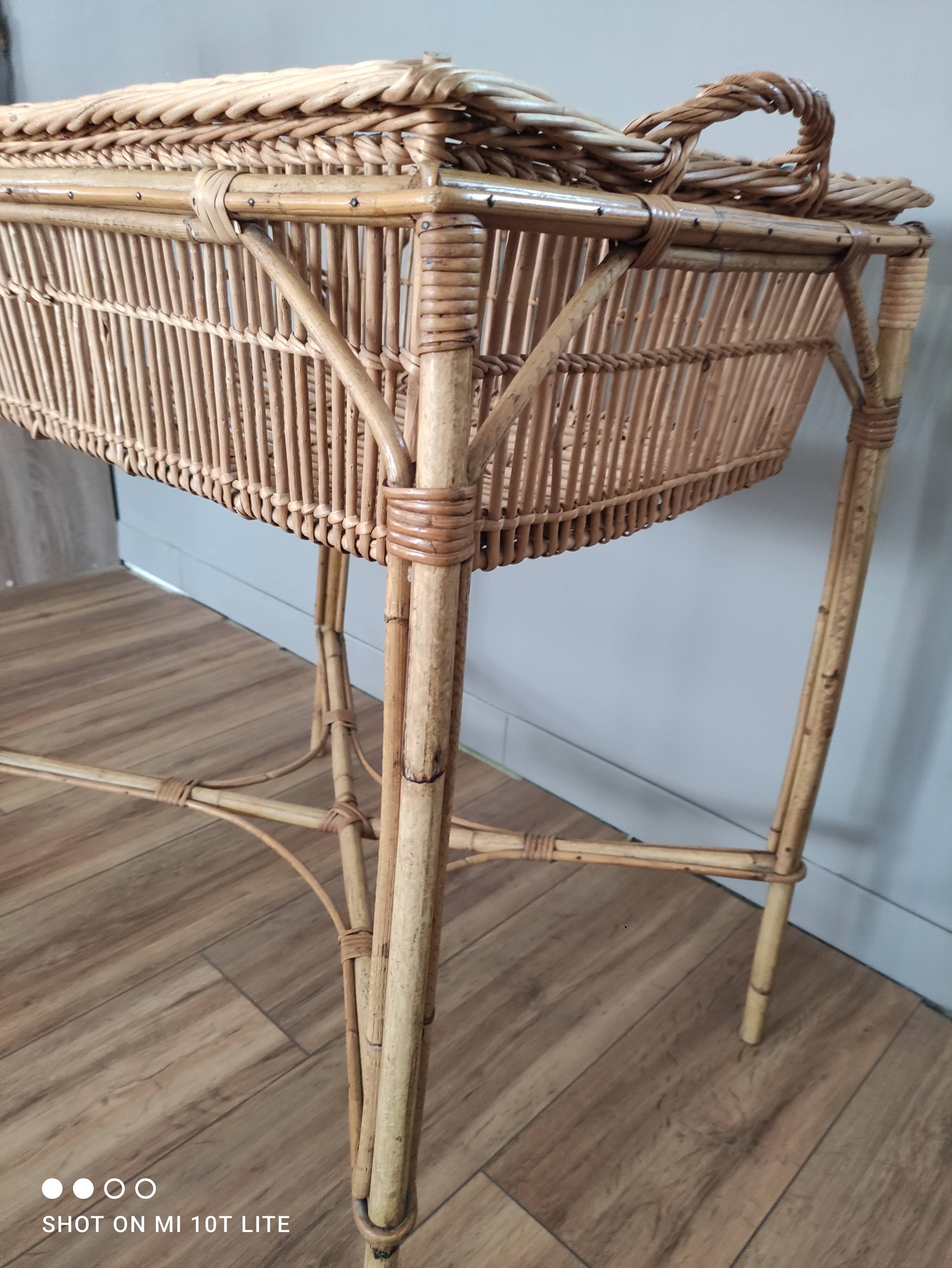 Panière à linge vintage en rotin sur piètement