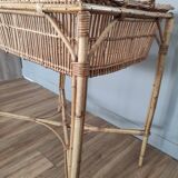 Panière à linge vintage en rotin sur piètement