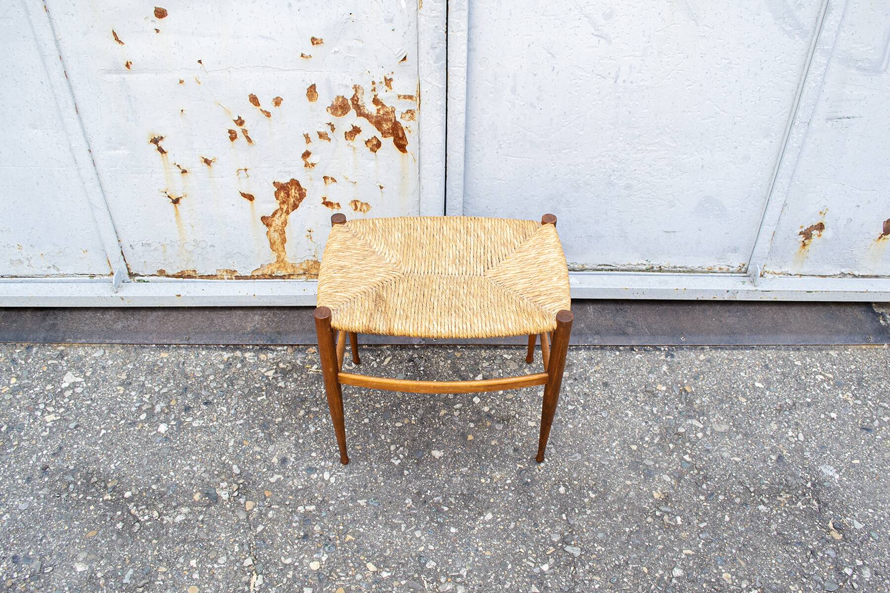 Sgabello in legno e paglia vintage italiano Anni '70