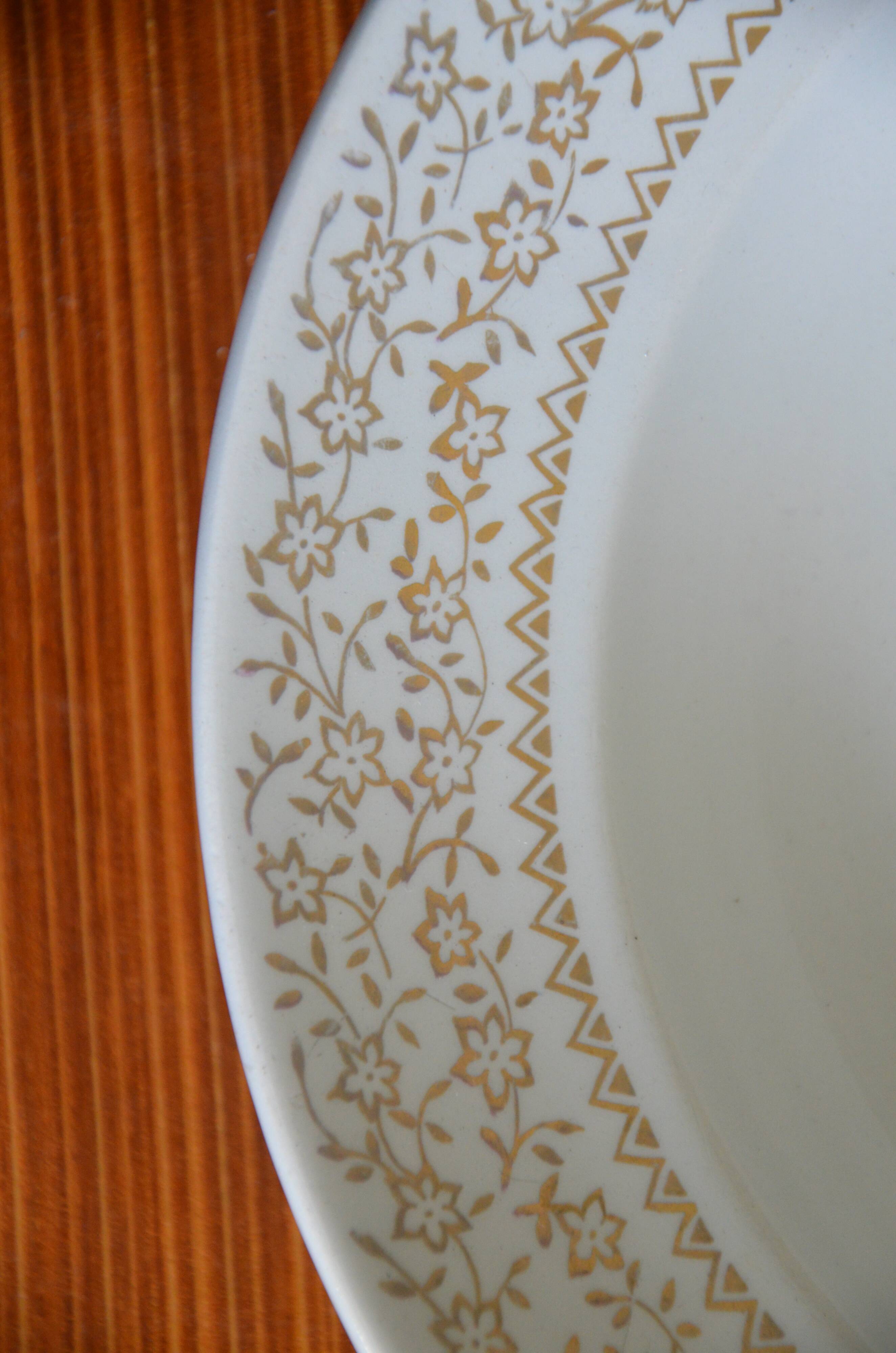 Hollow dish aboard golden flowers