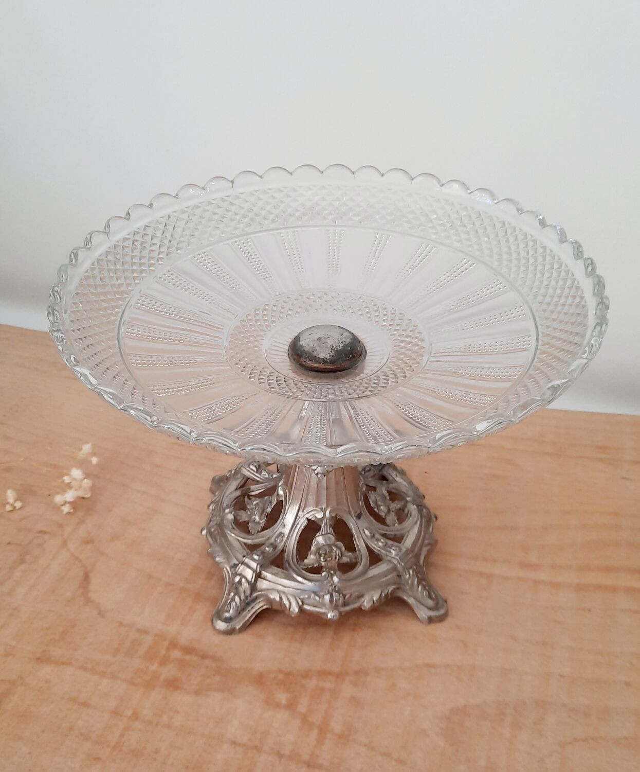 Glass cutter with metal base