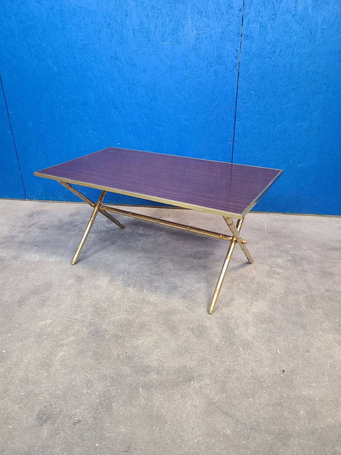 Table basse pied bambou doré et formica palissandre 1972