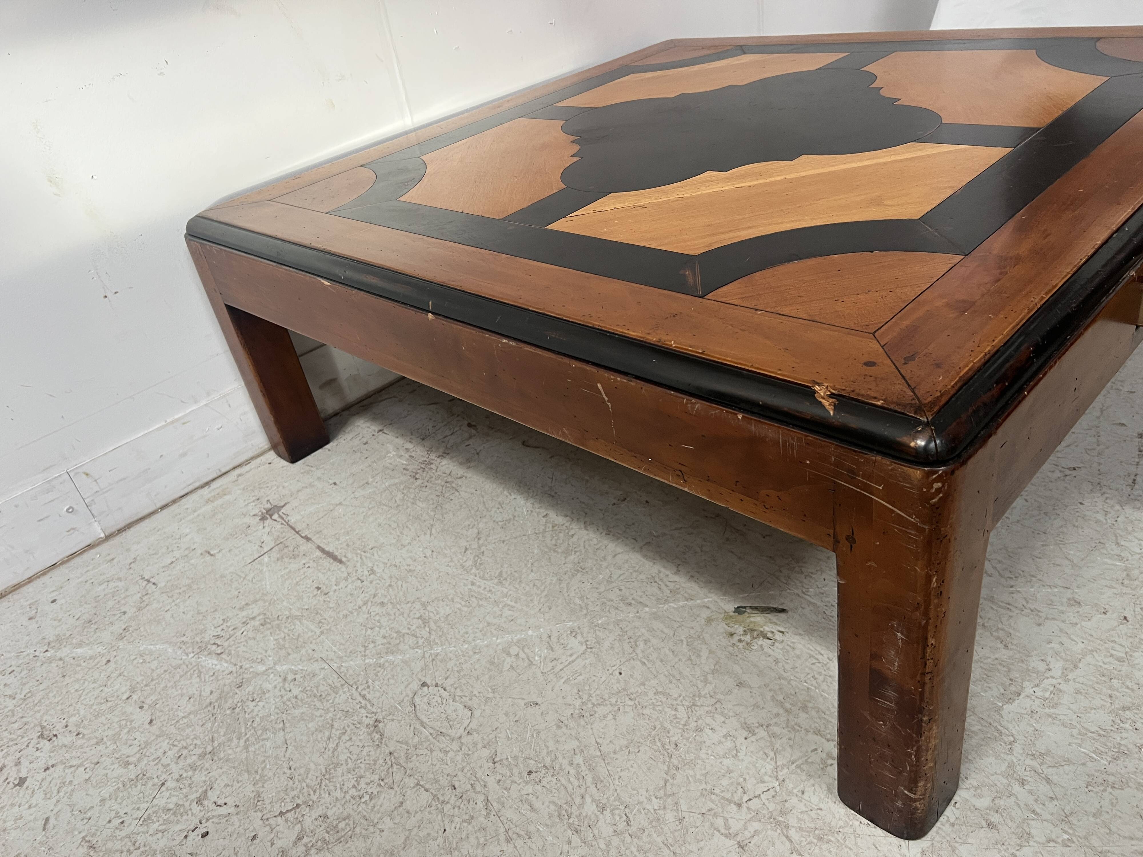 Table basse en bois a décor géomètrique XX siècle