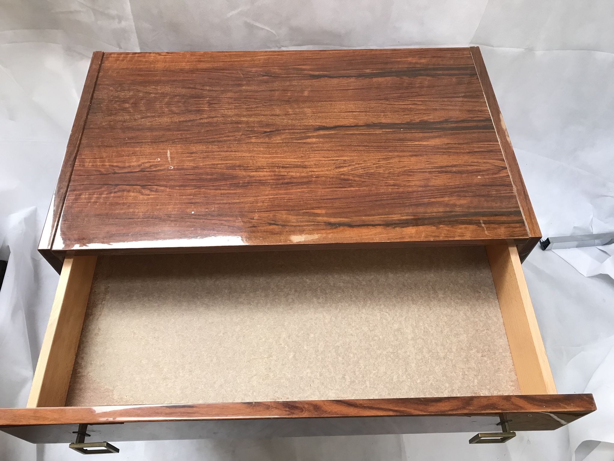 Lacquered 3-drawer chest with rosewood veneer.