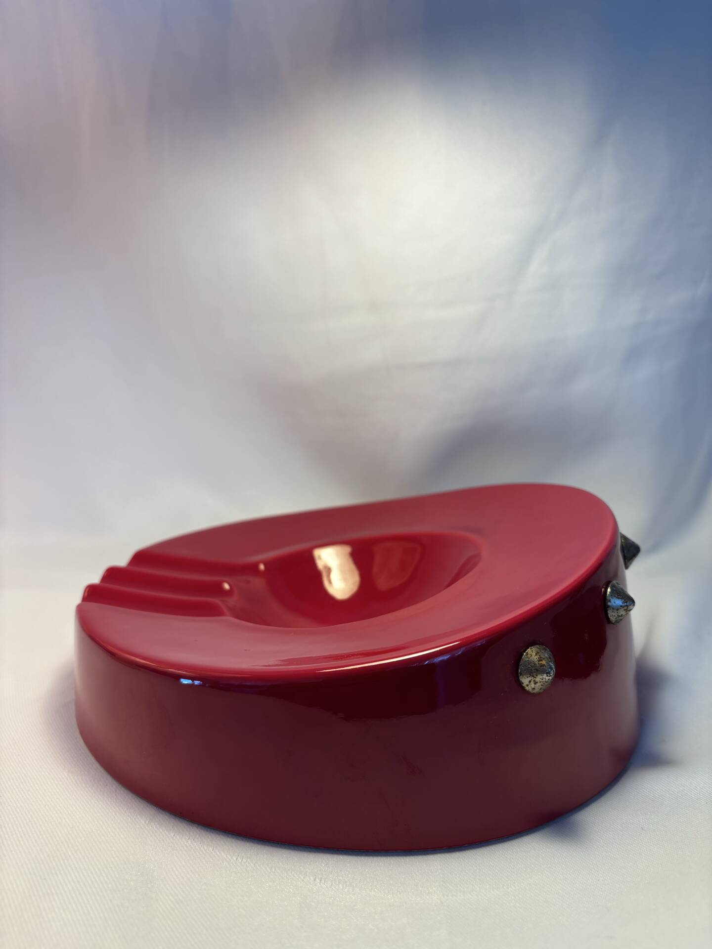 Cendrier vintage rouge laqué à clous métalliques – pièce design et déc
