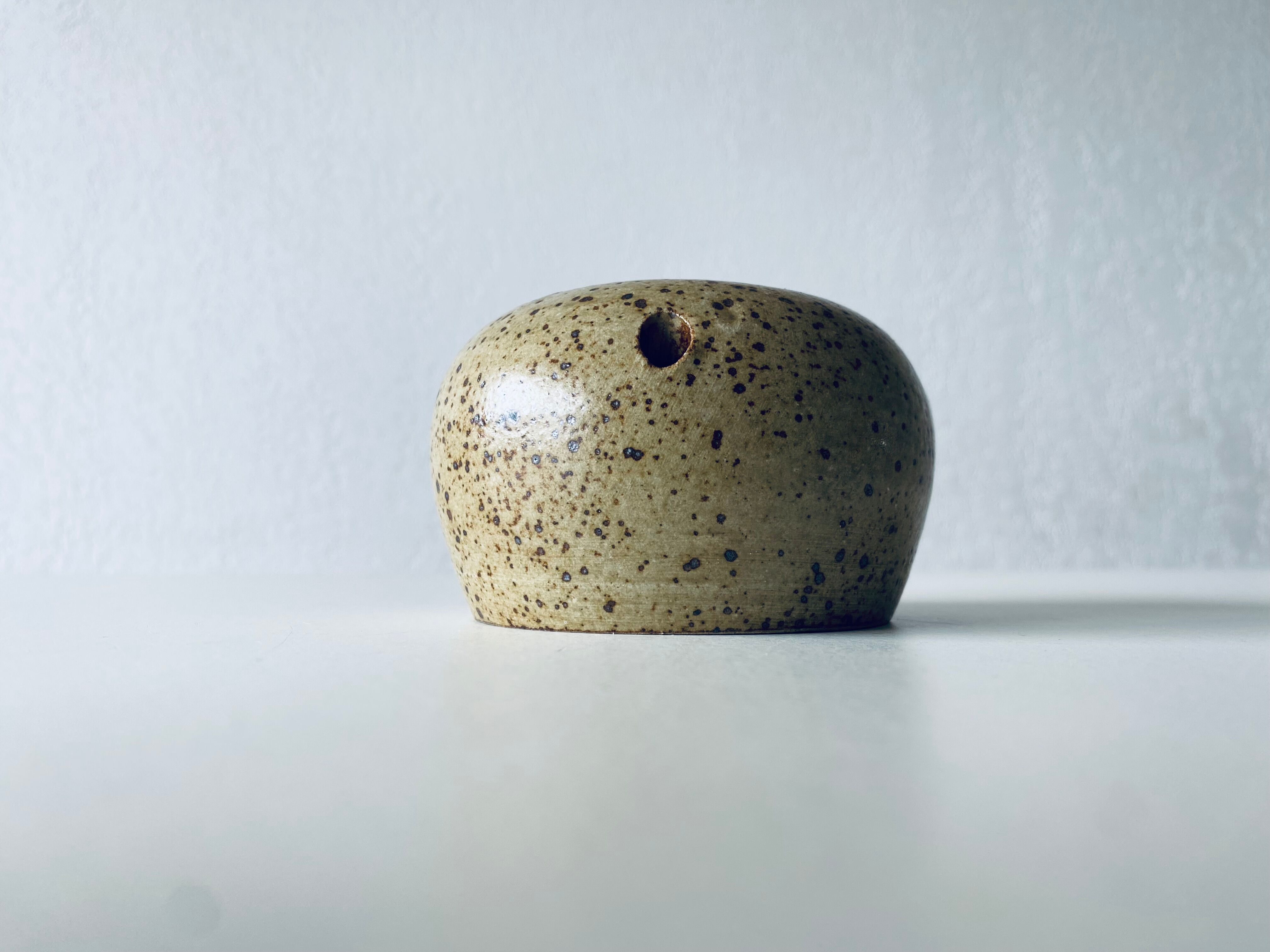 Vase pique flowers in sandstone