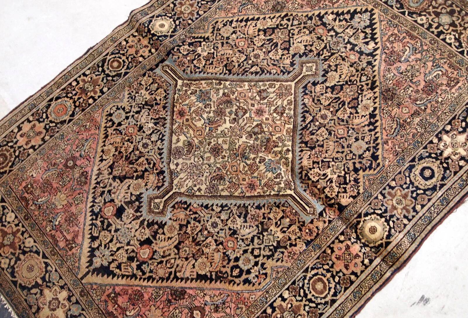 Handmade antique Persian Sarouk Farahan rug 103cm x 161cm 1880s