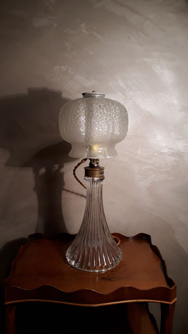 Lampe art deco en verre moulé
