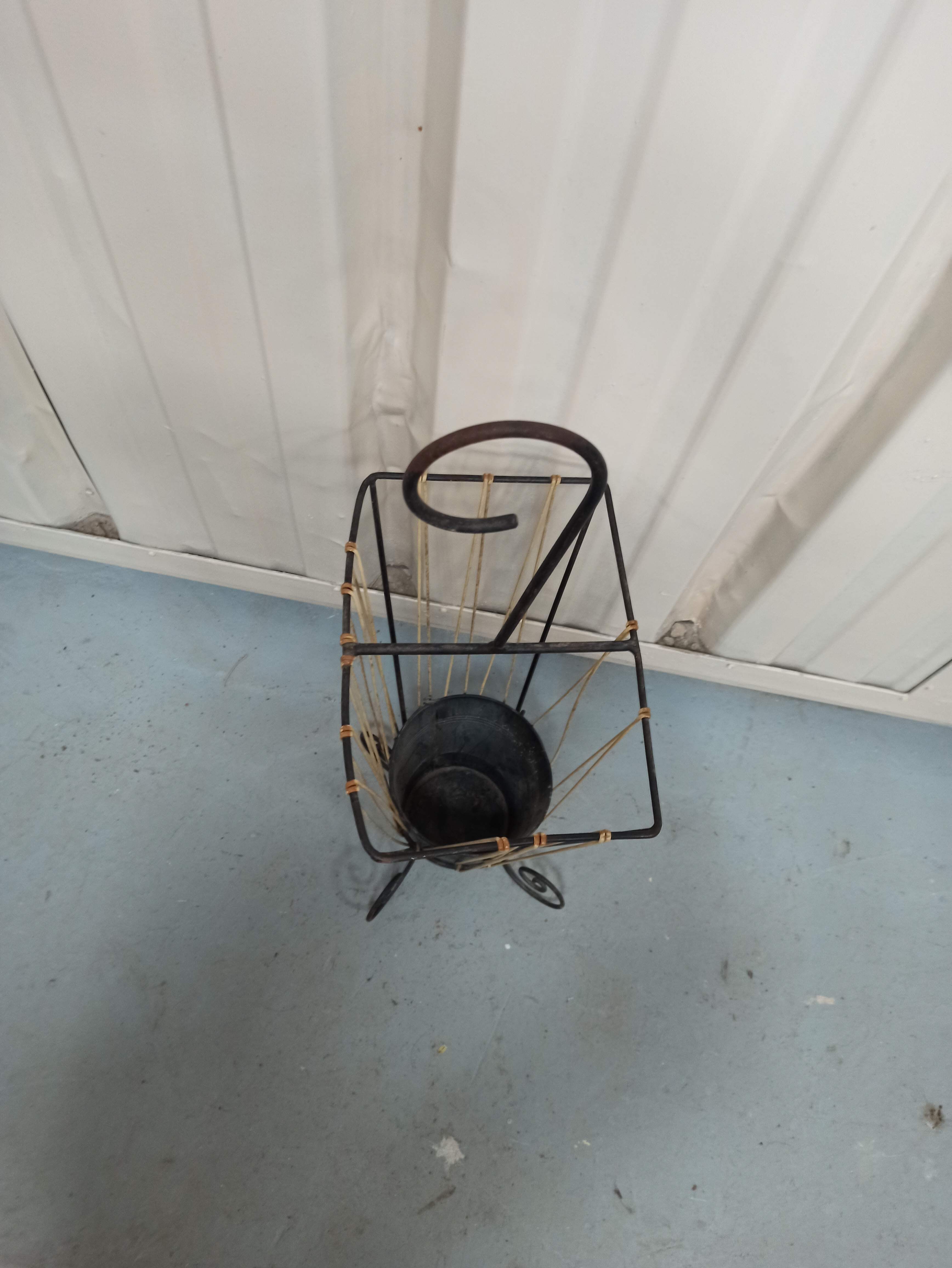 Iron umbrella rack and scoubidou