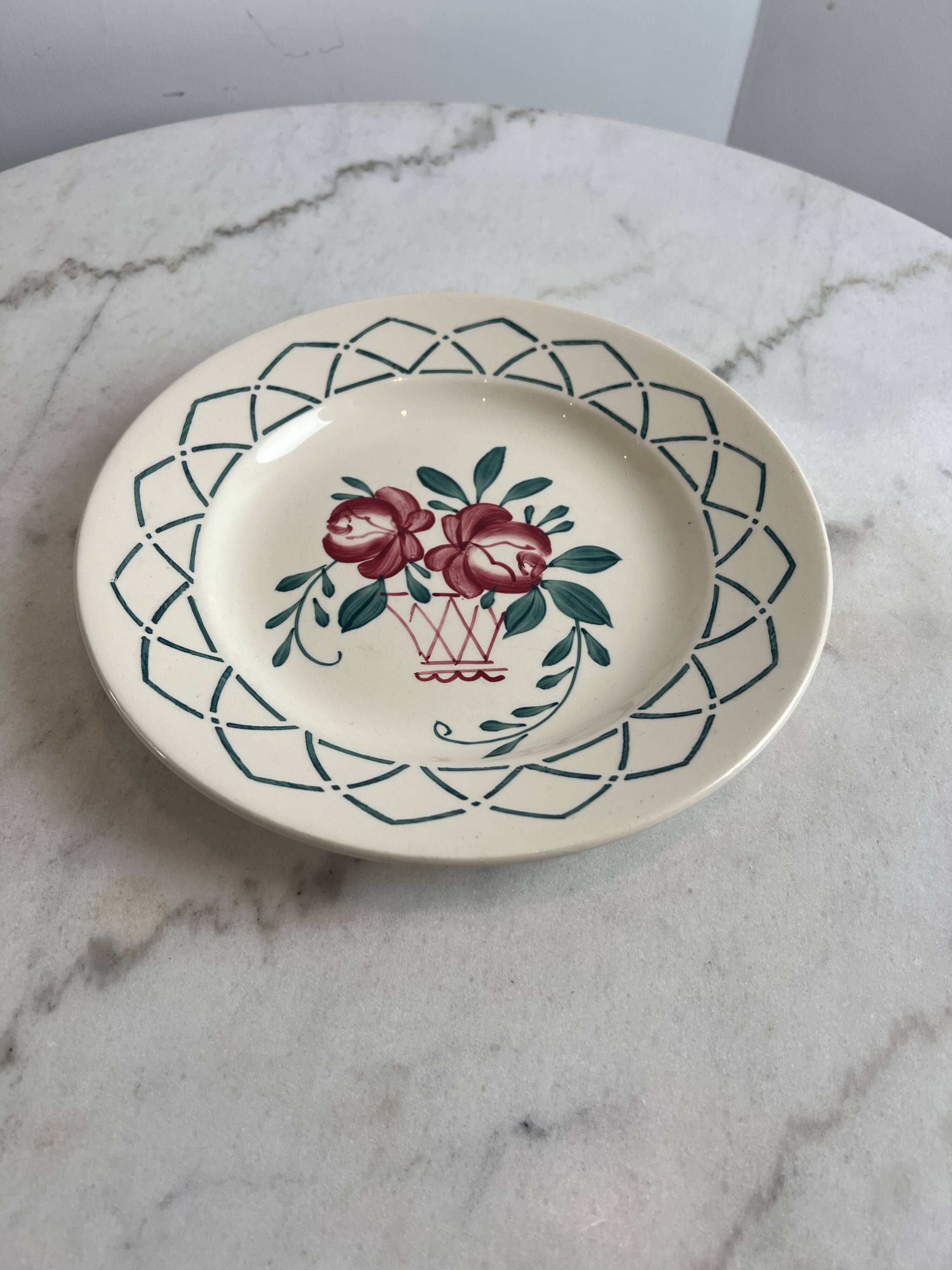 Assiette peinte à la main plate terre de fer Sarreguemines Pergola
