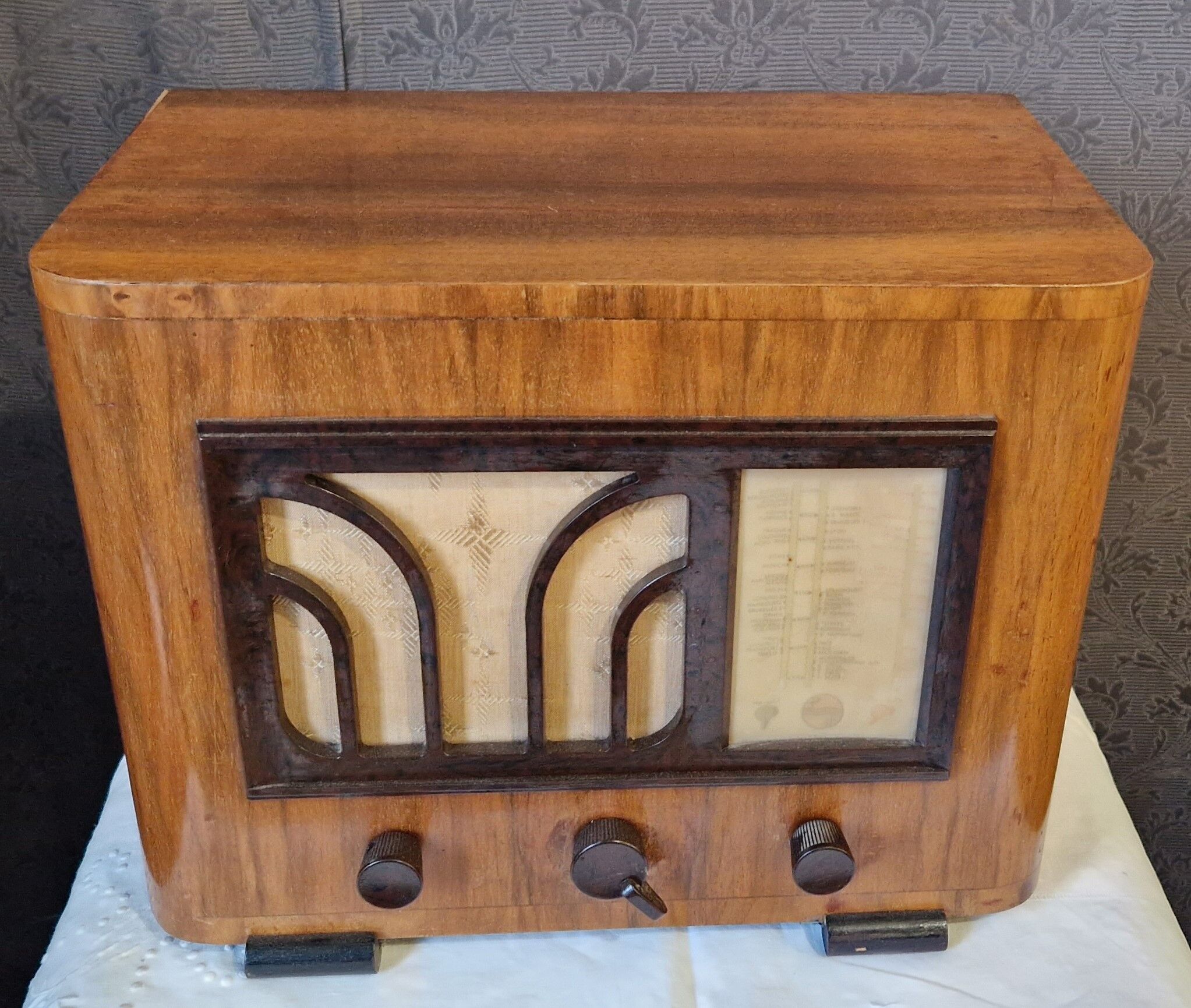 Art deco radio