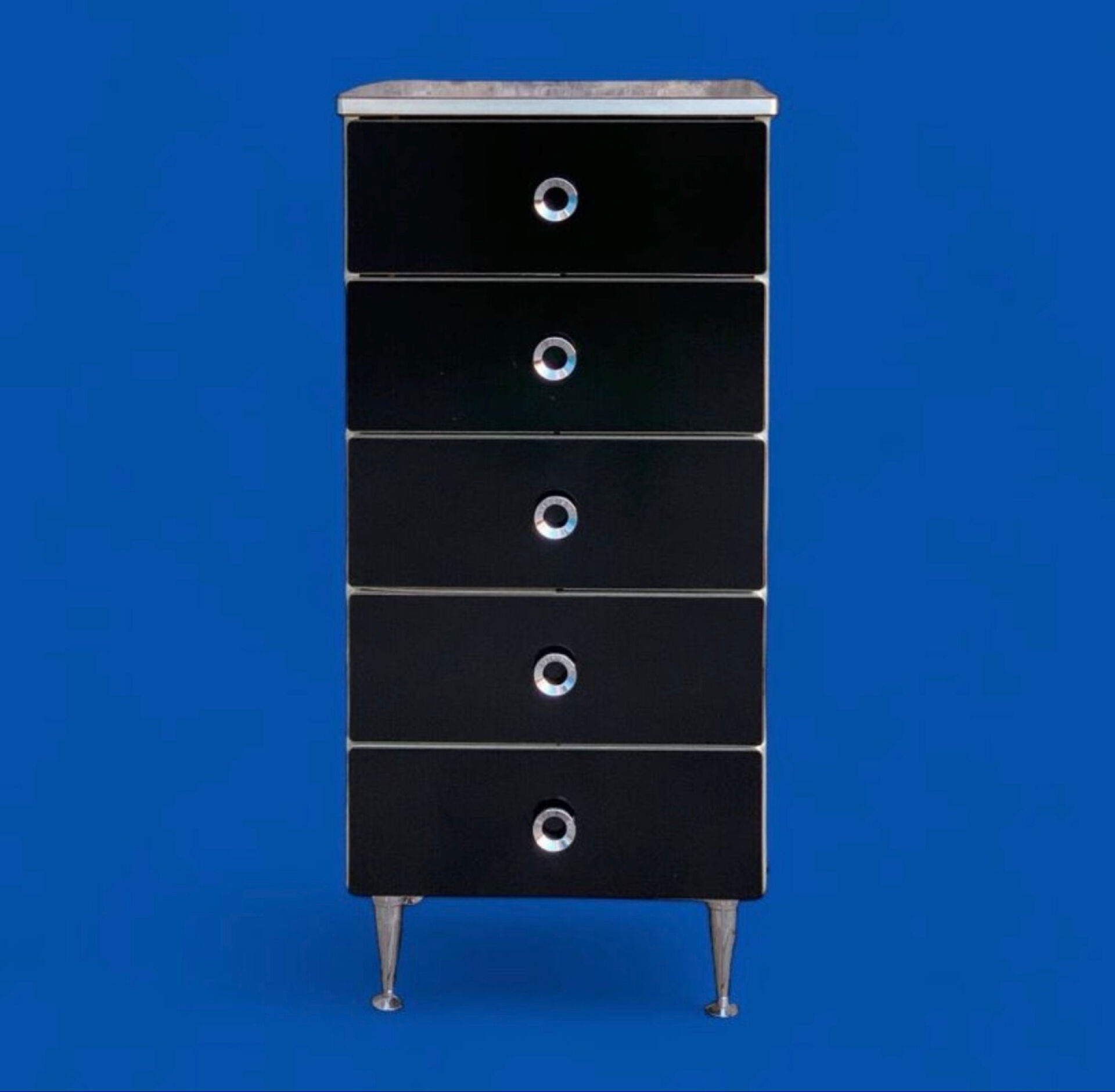 Chiffonnier vintage noir satiné et poignées chromées 1970