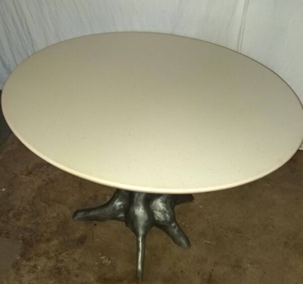 Table ronde signée OLY Studio