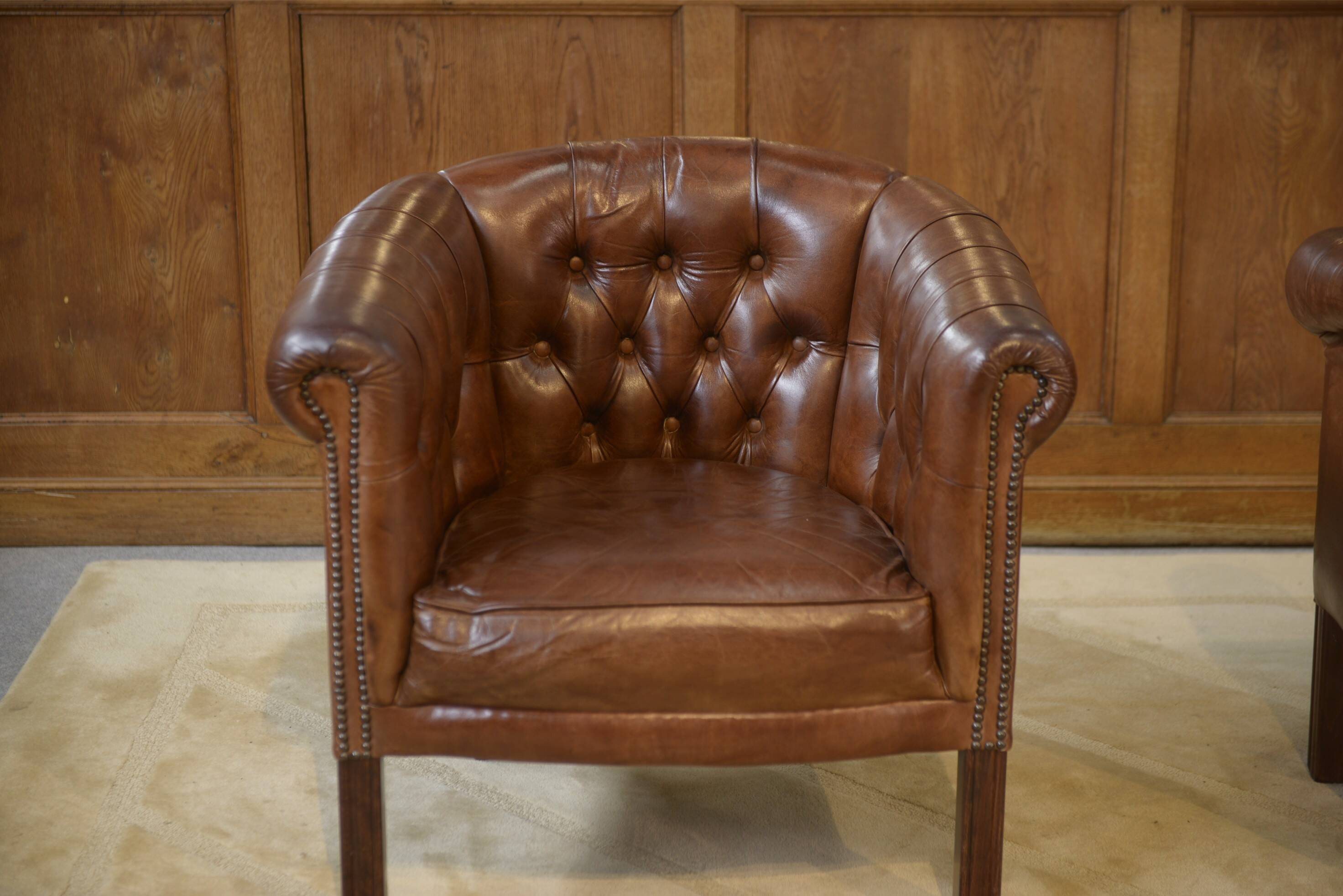 Paire de fauteuils Club capitonnés en cuir