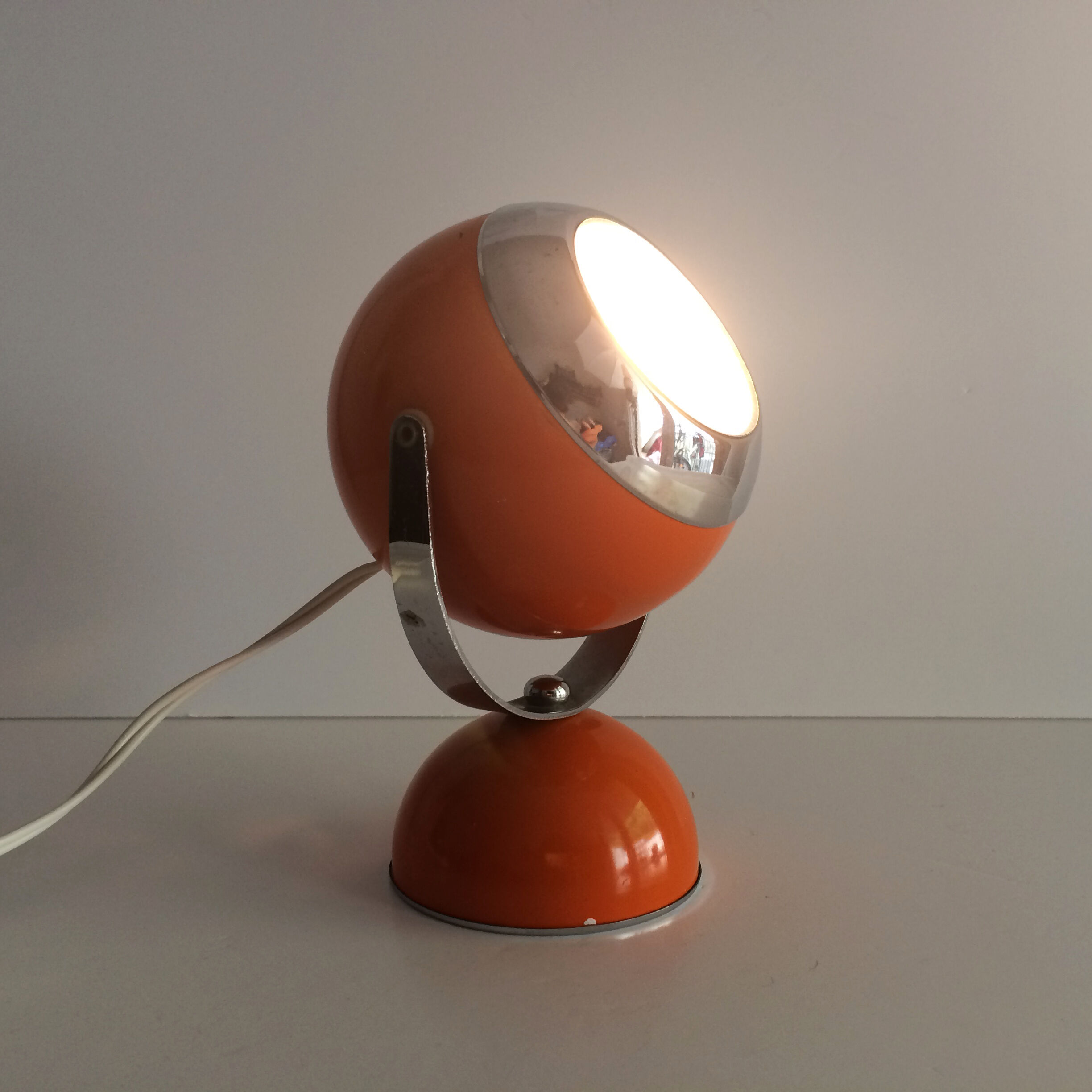 Lampe de bureau vintage eyeball orange, globe orientable. Année 60 70
