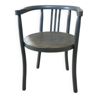 Curved wooden armchair from the late 19th/early 20th century.