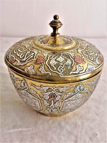 Boite pot couvert oriental en laiton damasquiné cuivre et argent. Calligraphie.