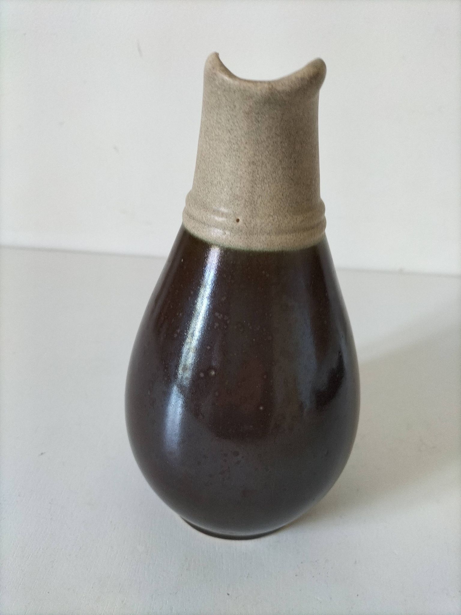Two-tone stoneware jug model 424