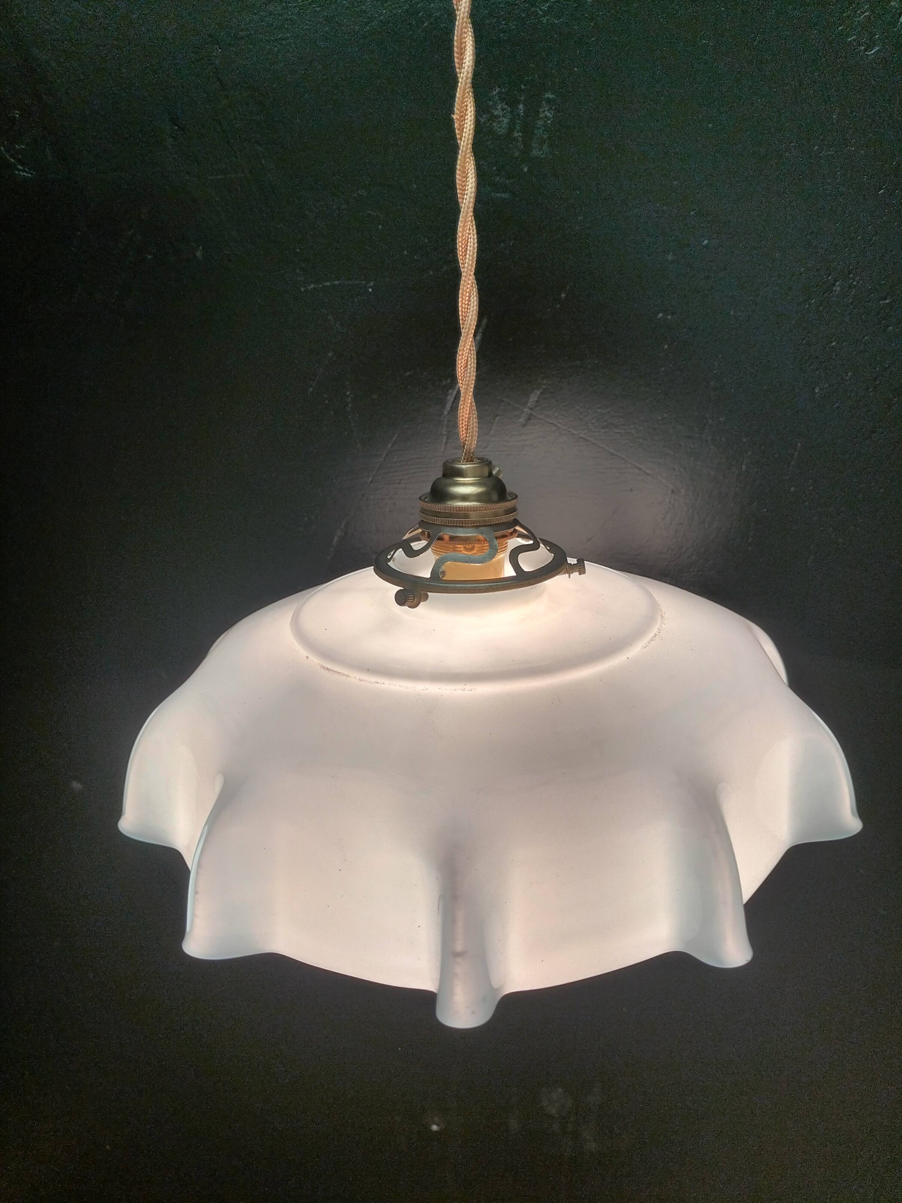 Blue opaline suspension