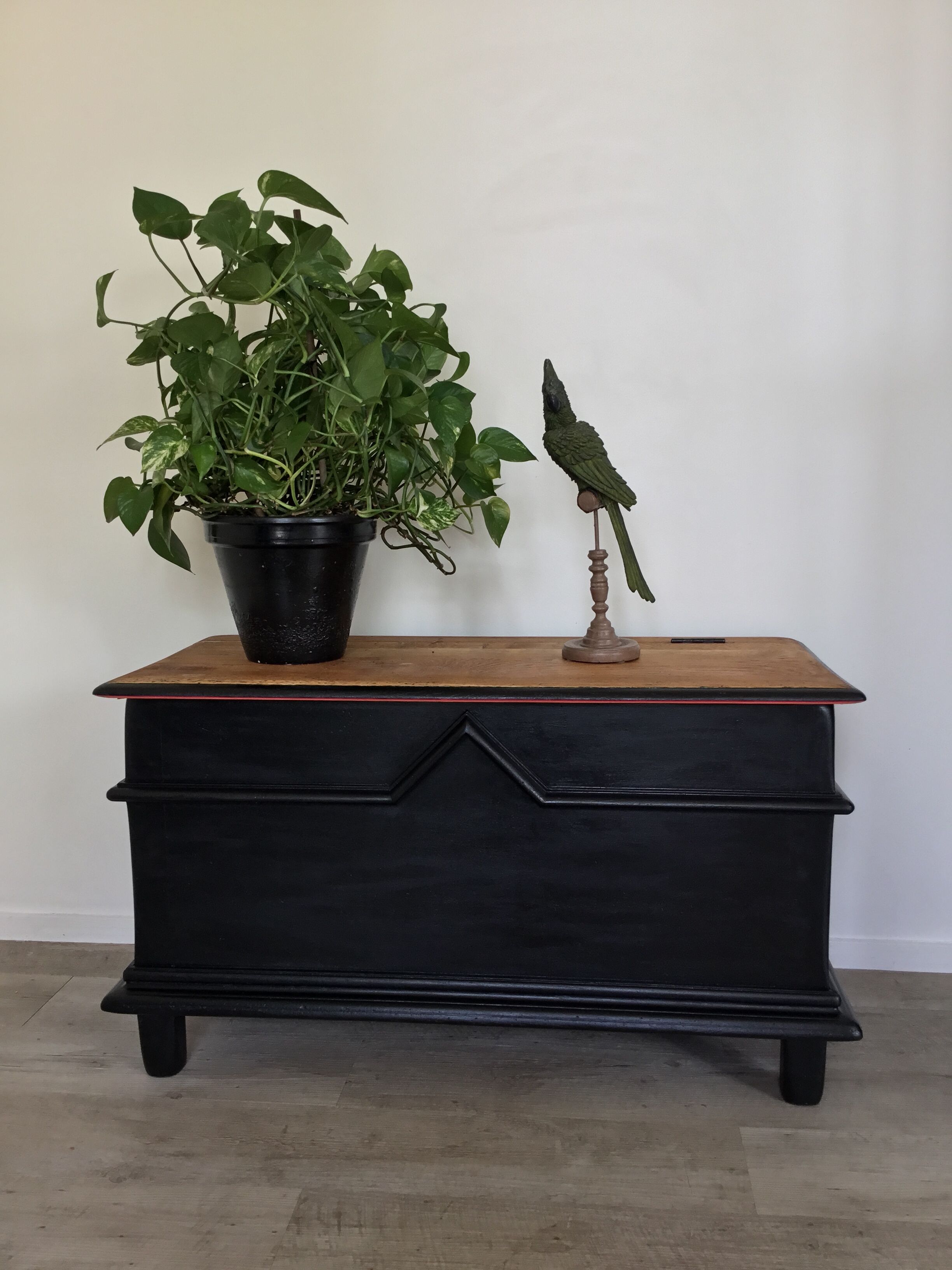 Chest in oak