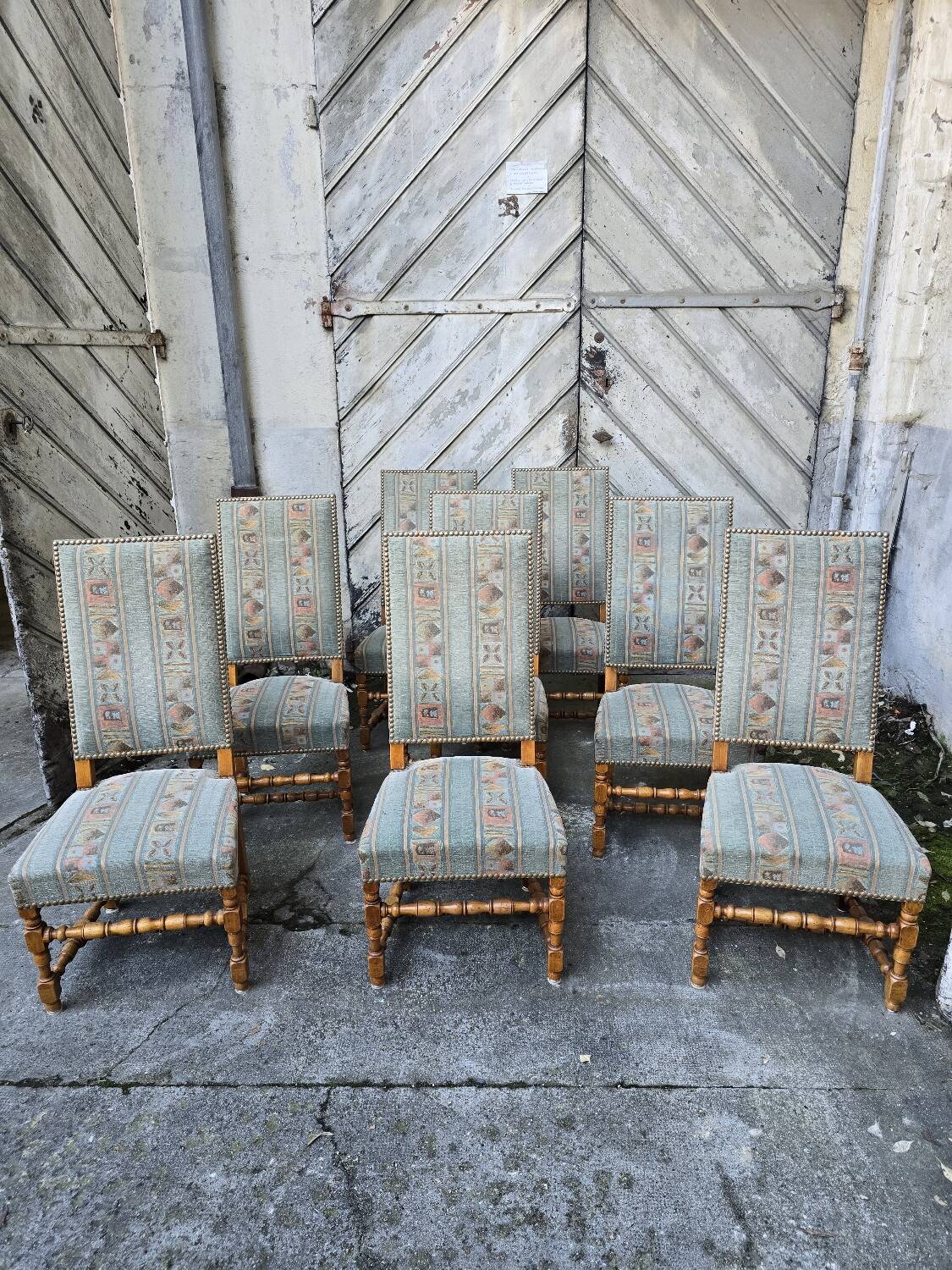 8 chaises en bois massif style Louis XIII