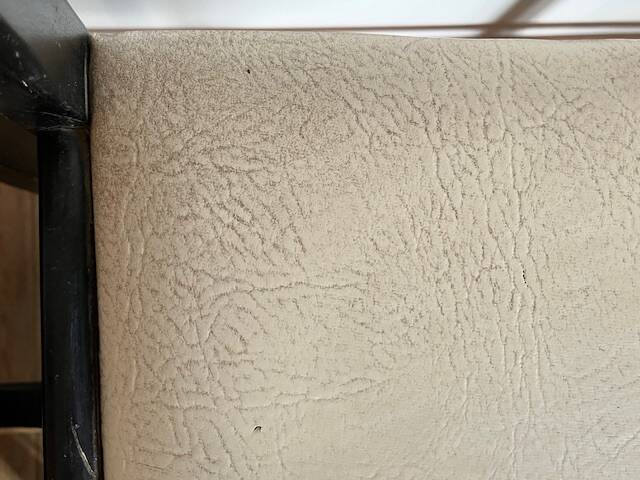 Paire de chaises noires + simili blanc