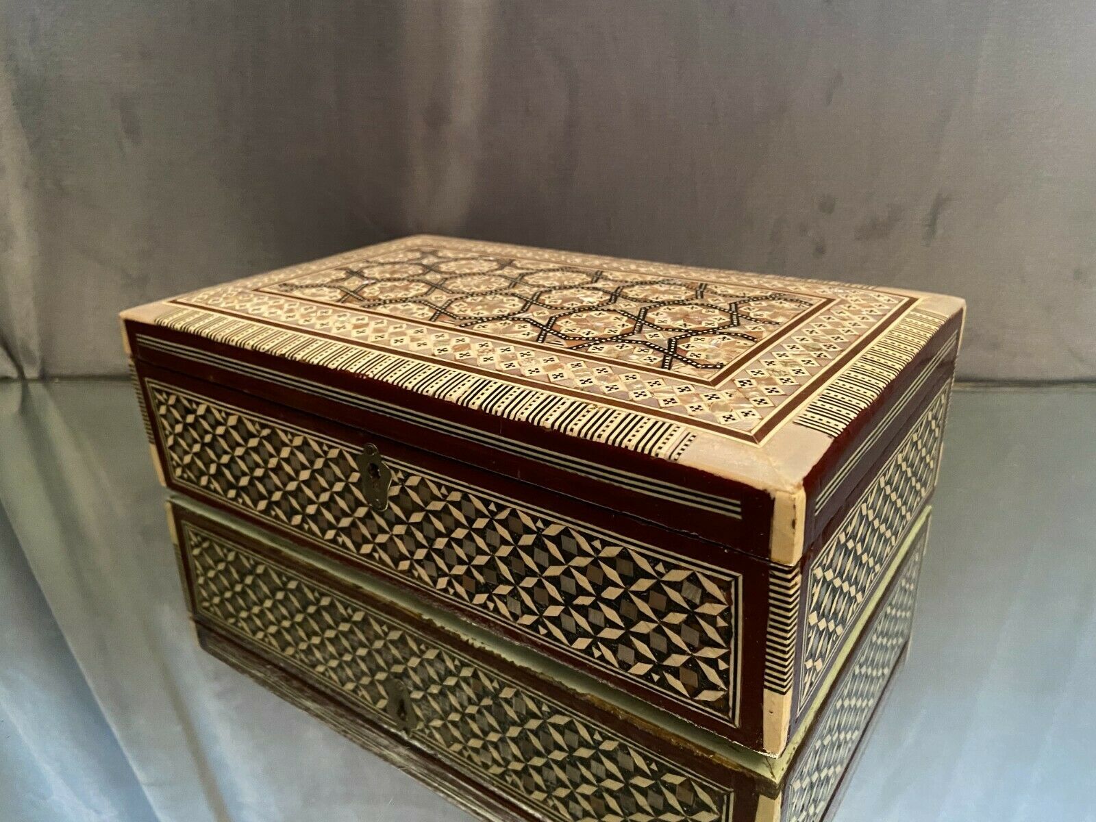 Large Syrian box with geometric decoration encrusted with mother-of-pearl