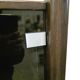 Vitrine vintage en bois massif avec verre fumé