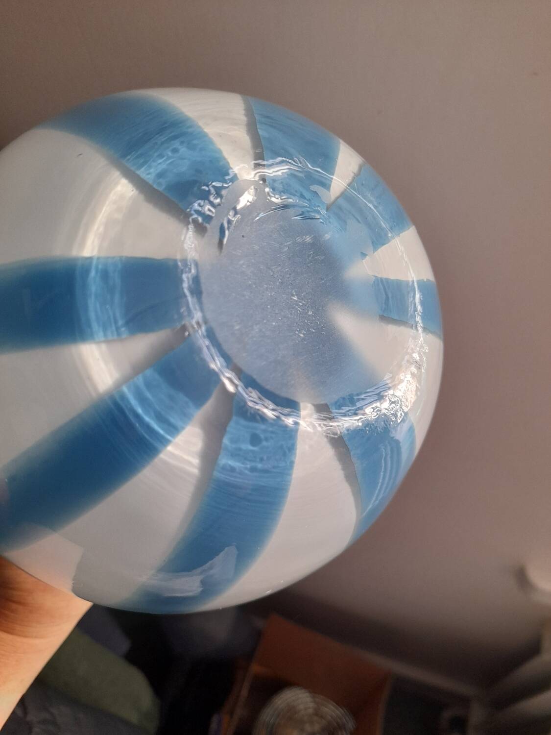 Beau vase en verre blanc ligné bleu 80s