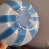 Beau vase en verre blanc ligné bleu 80s