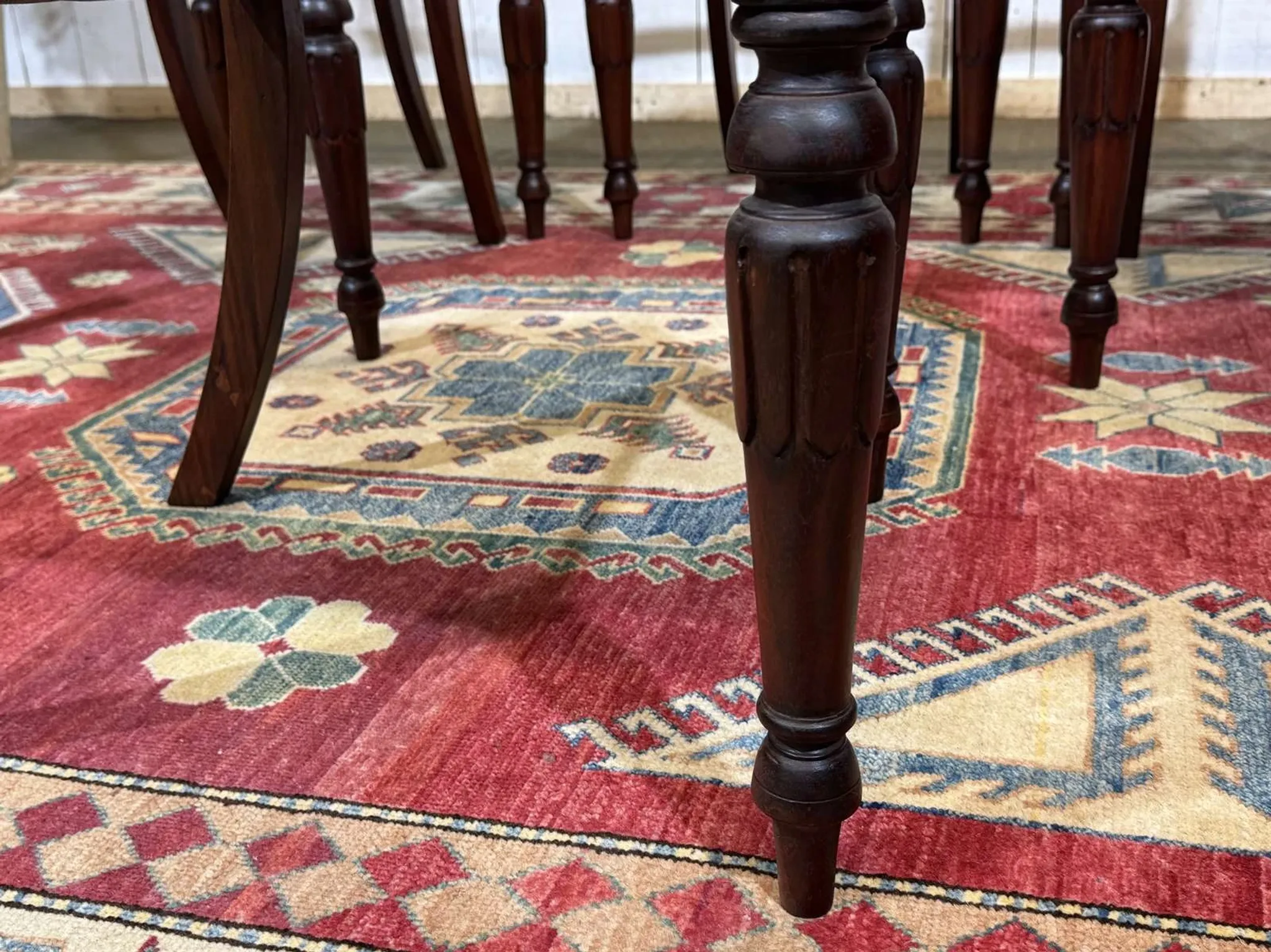 Set of 2 armchairs and 6 English mahogany chairs from the 1950s.