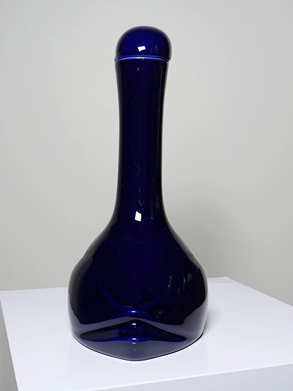 Fine white porcelain carafe from Limoges, model after Sandoz Haviland.