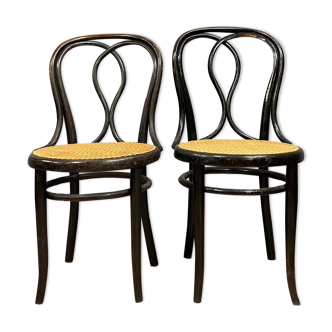 Paire de chaises de bistrot Thonet en bois noirci courbé a la vapeur vers 1880