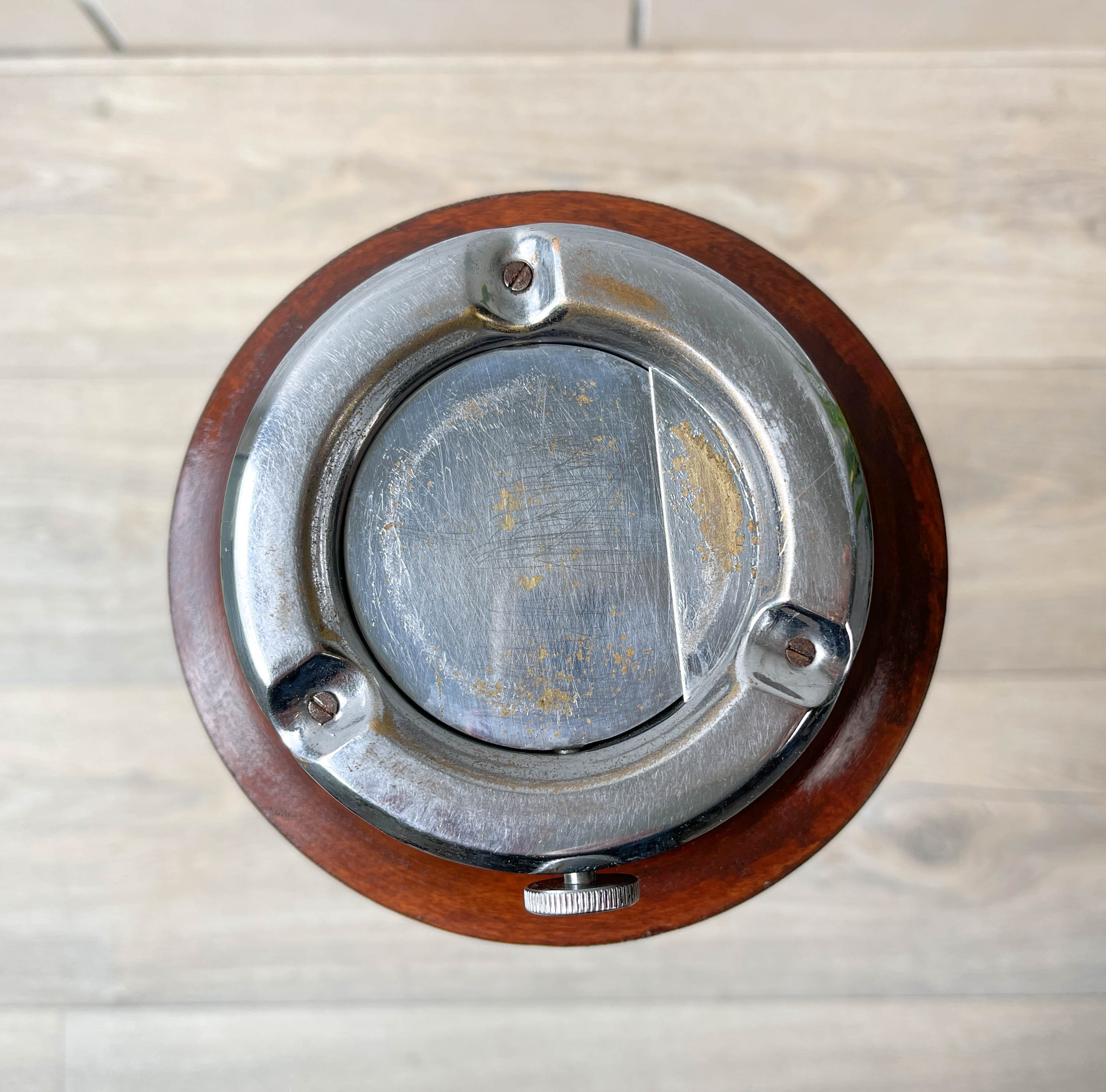 Wooden ashtray on foot 1960s par-fumee