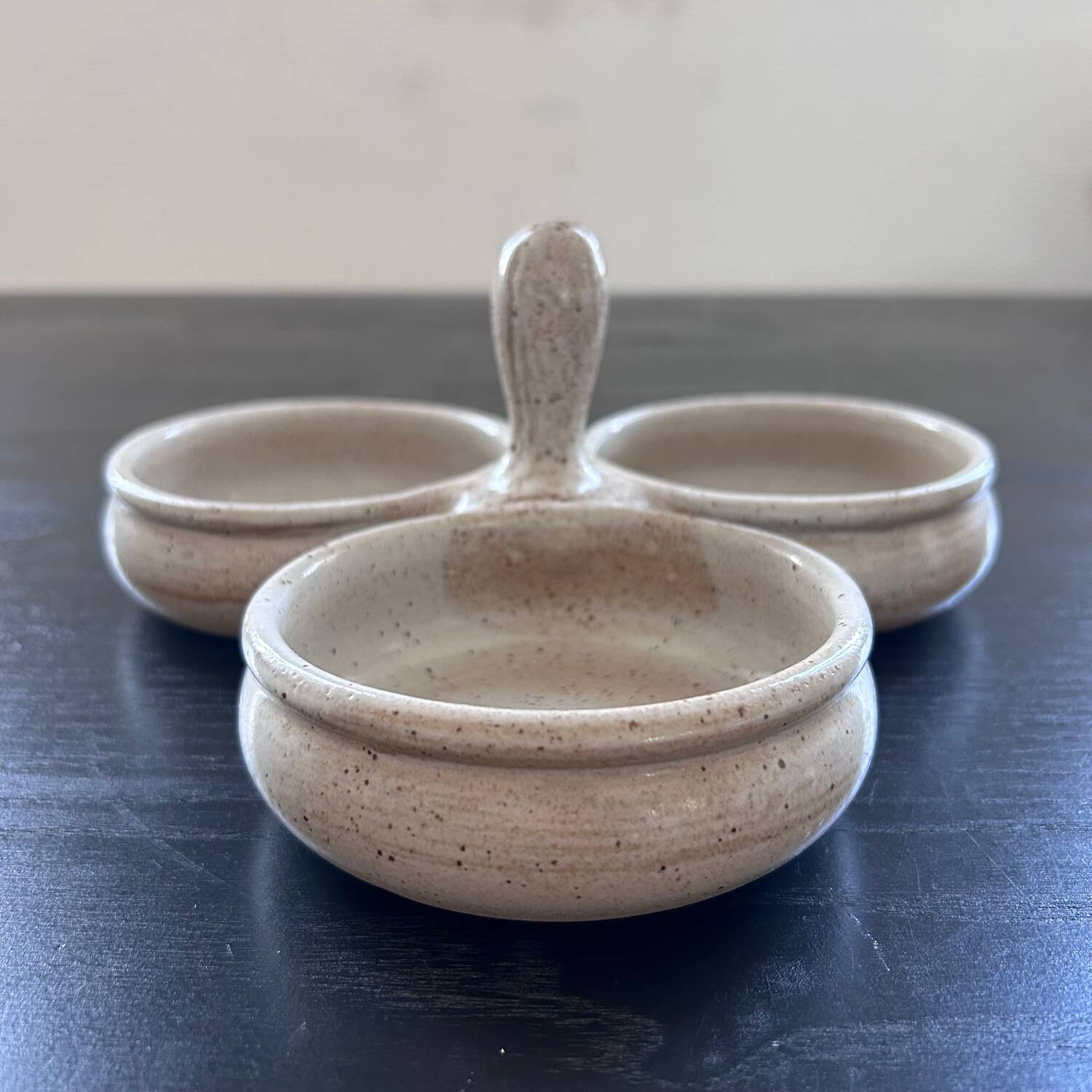 Beige stoneware servant