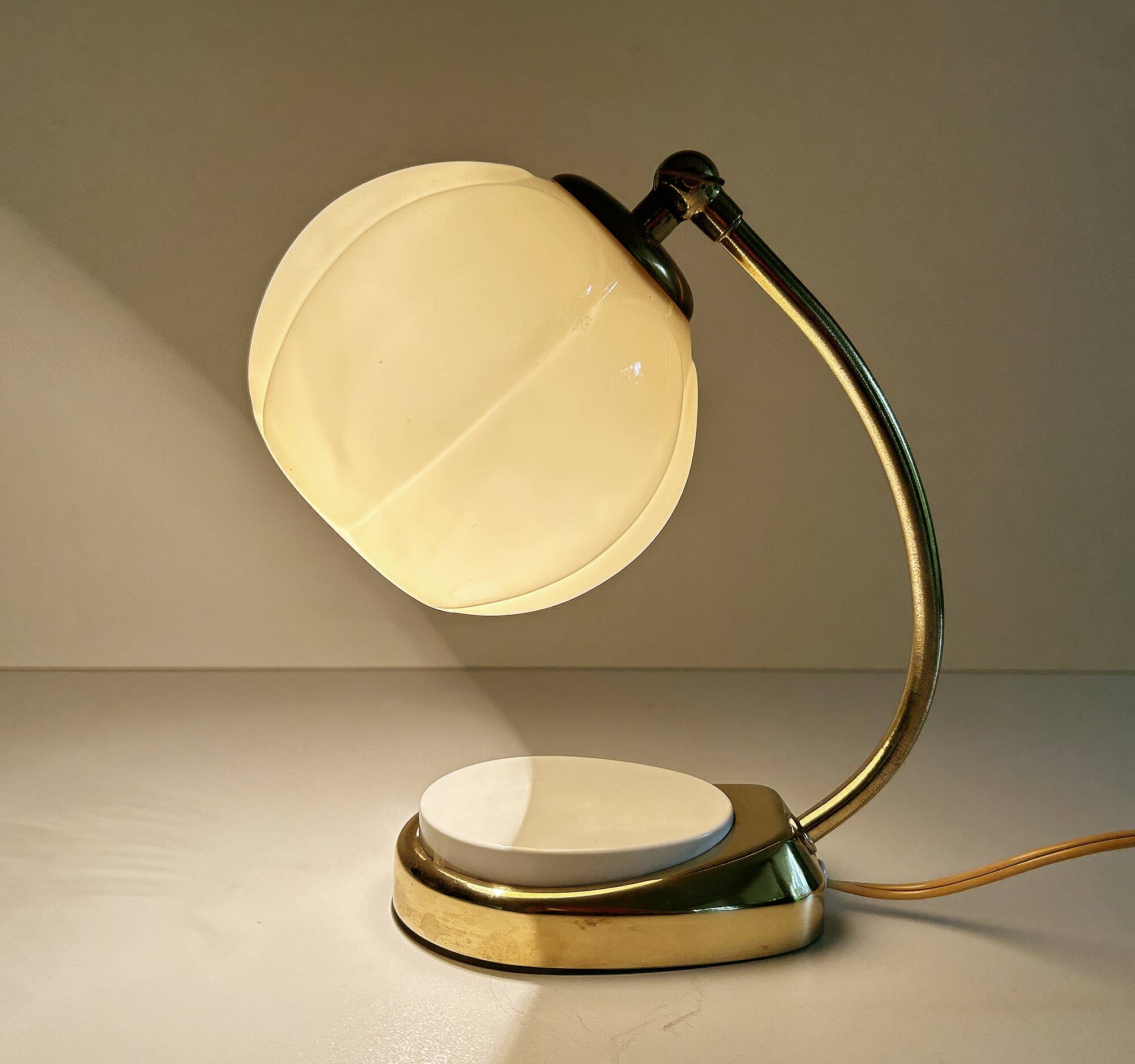 Lampe de table Art déco Bauhaus en verre et bakélite