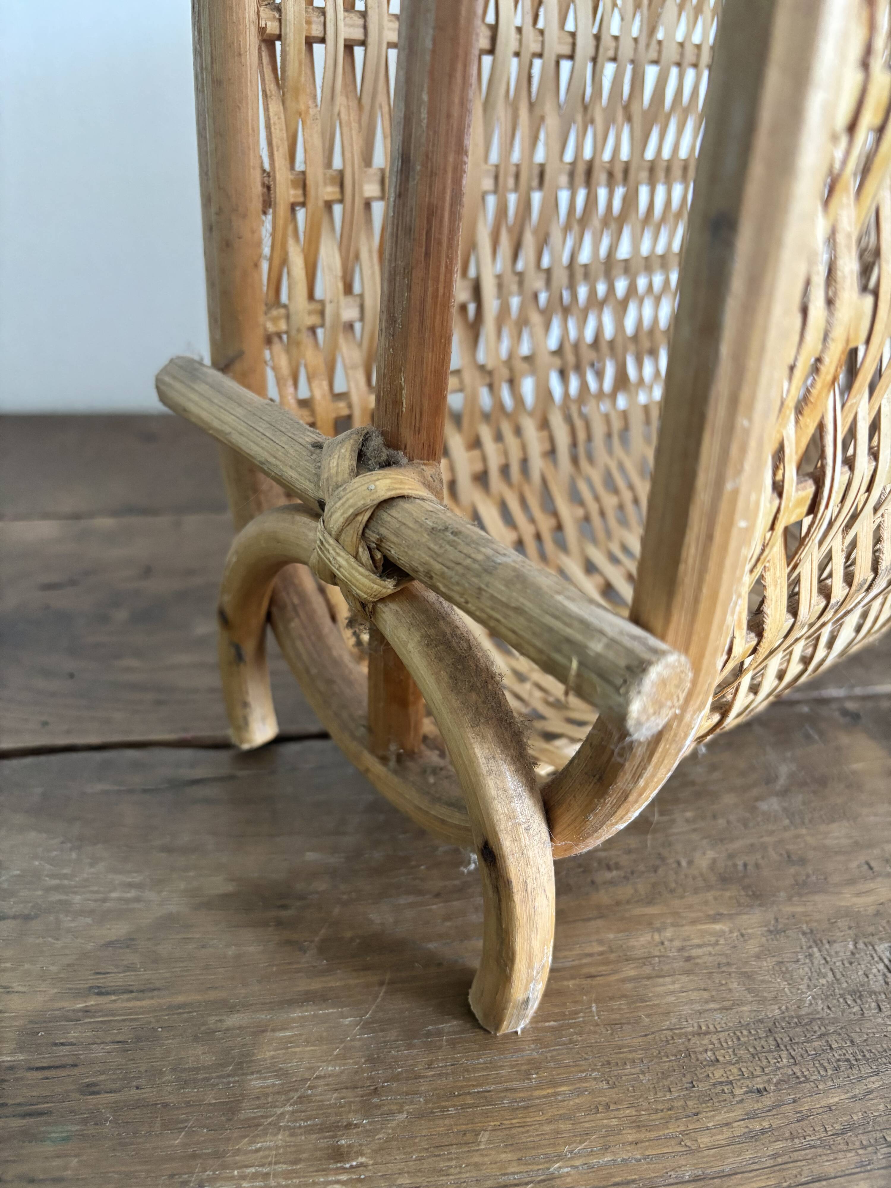 Porte-revues vintage en rotin naturel  des années 60