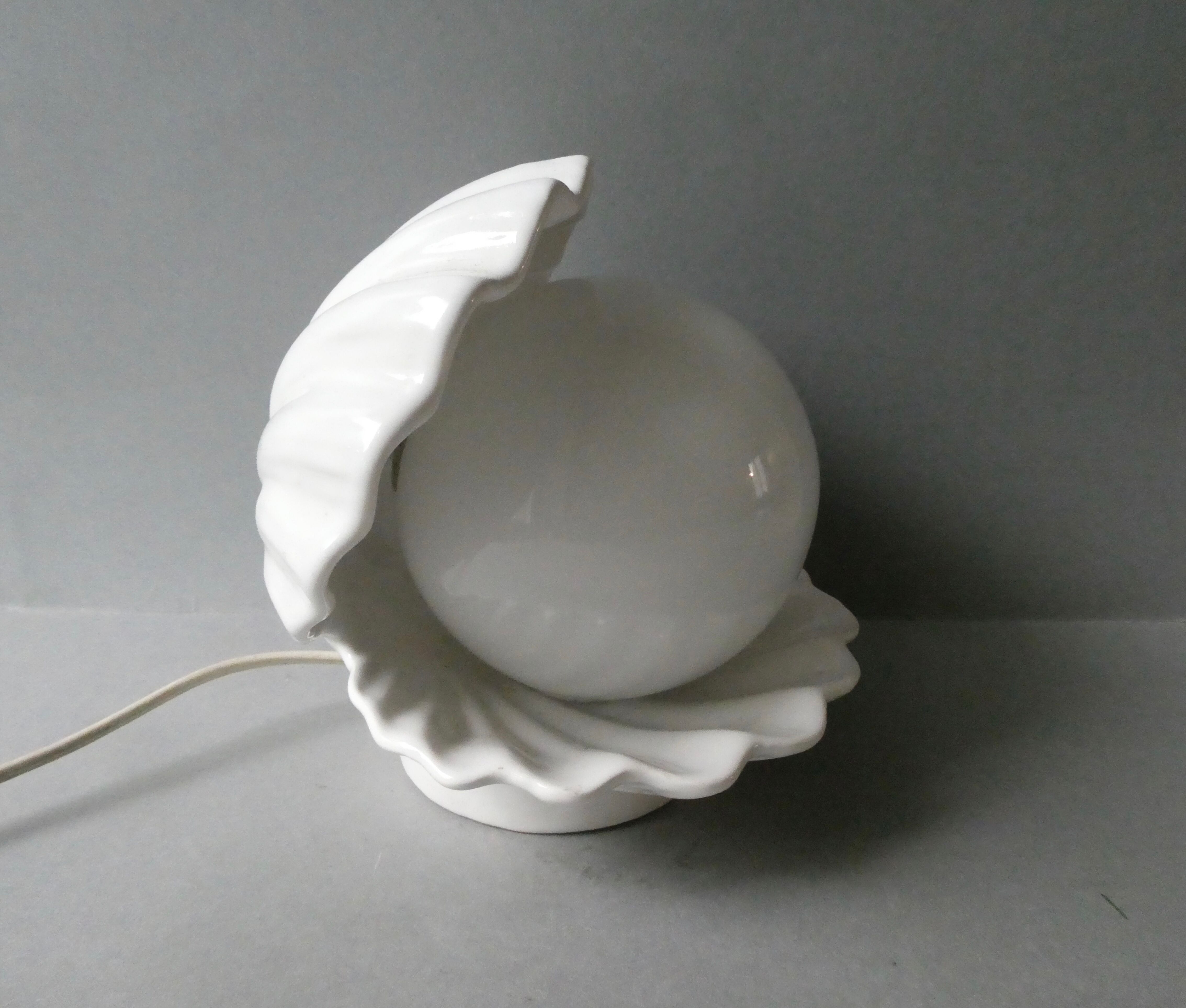 Shell lamp in white ceramic and opaline, 80s